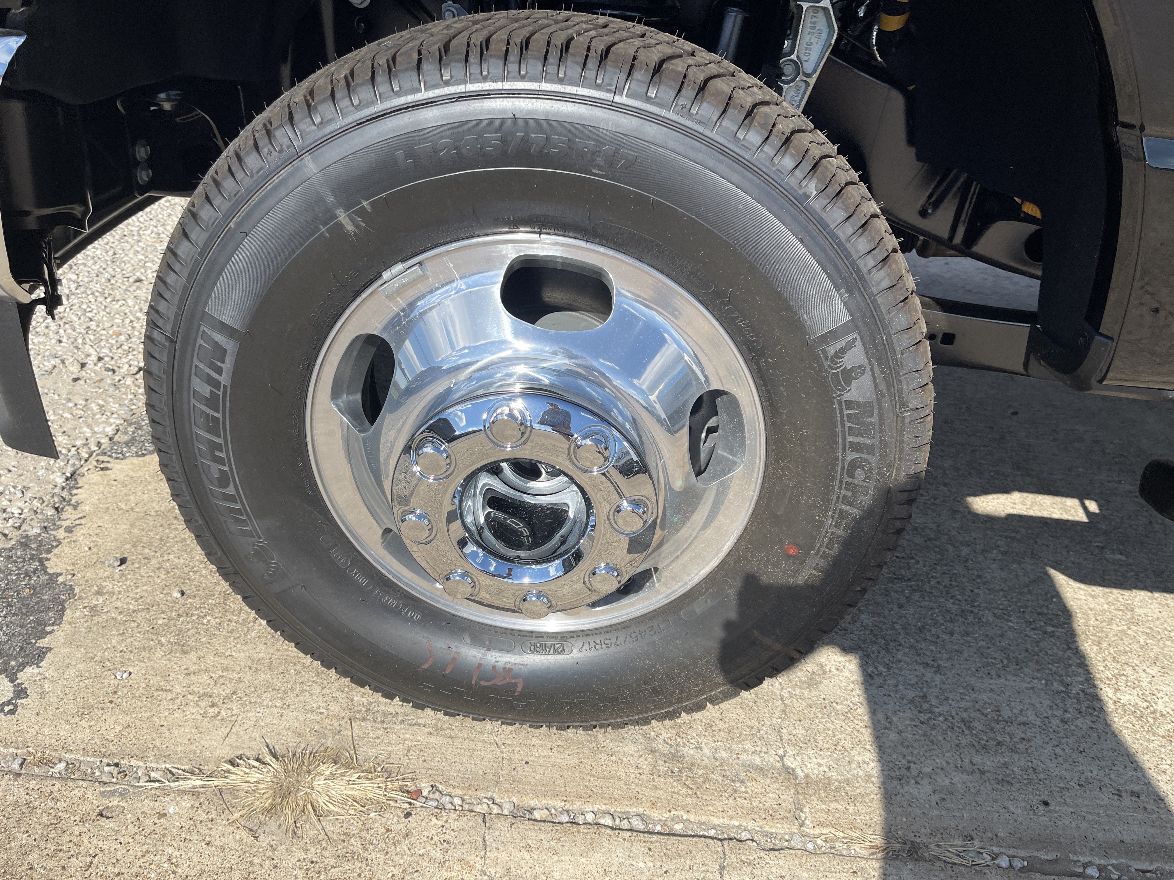 2027 Ford Super Duty F-350 DRW F-350® Lariat®