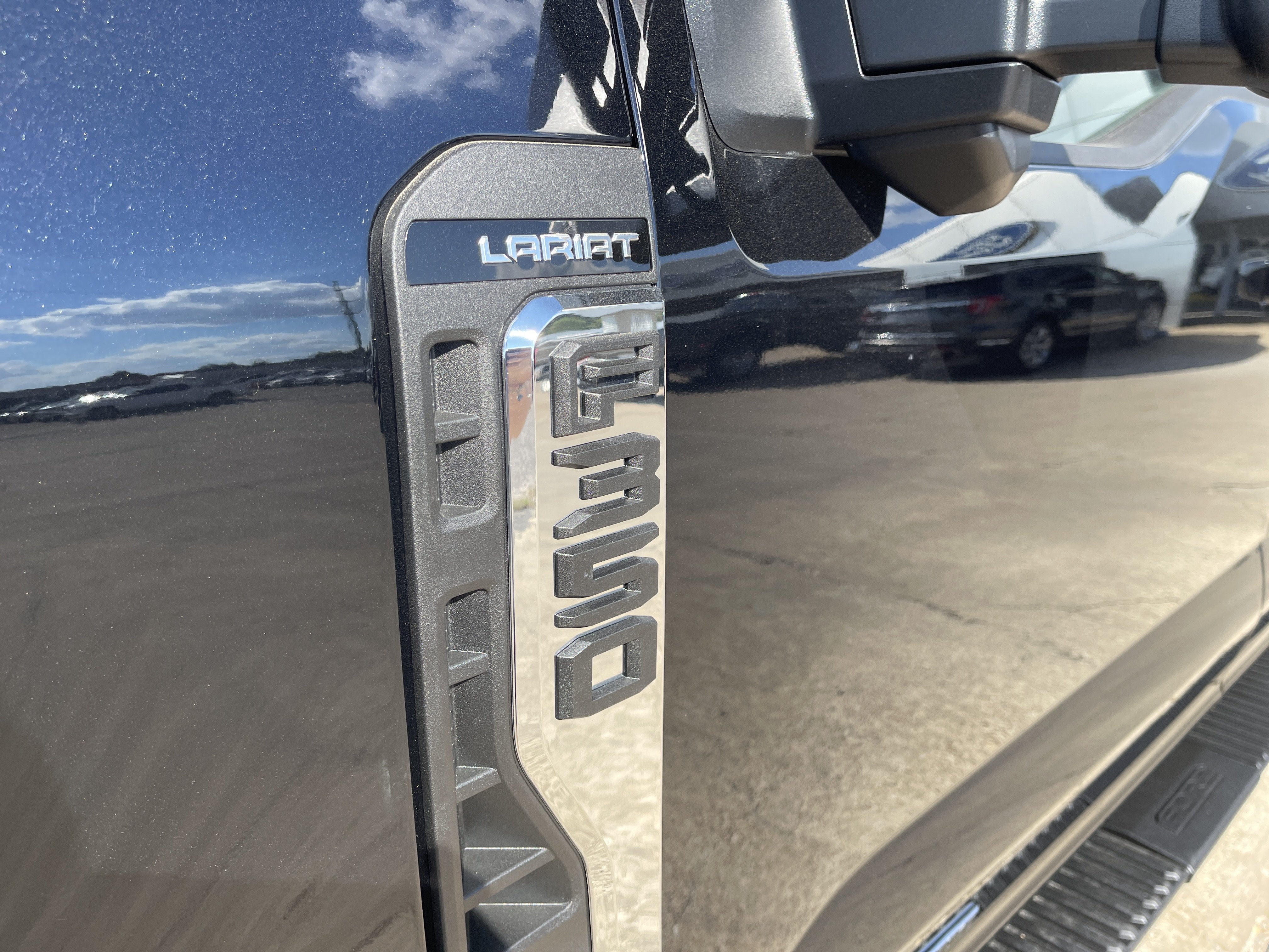 2027 Ford Super Duty F-350 DRW F-350® Lariat®