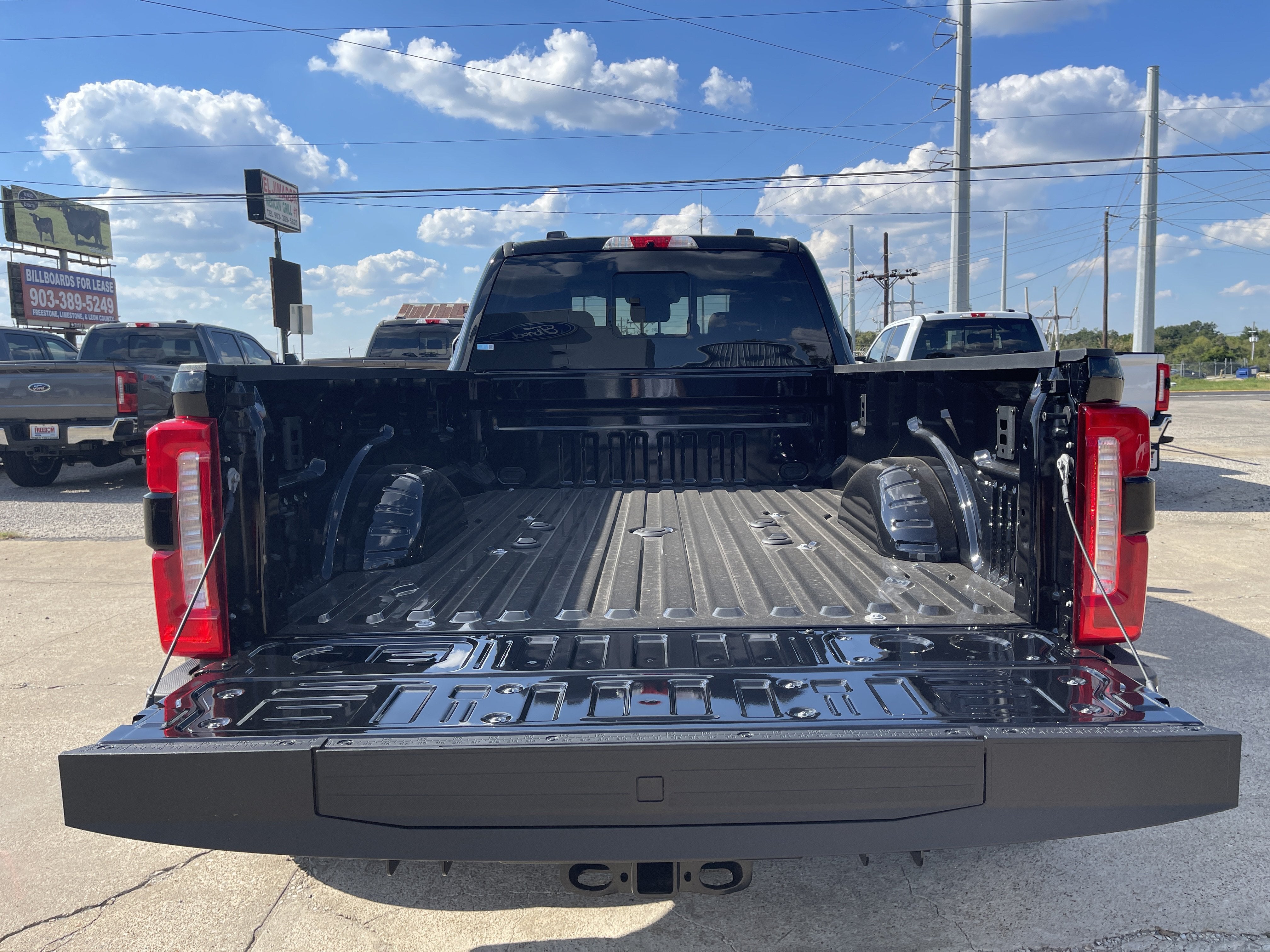 2027 Ford Super Duty F-350 DRW F-350® Lariat®