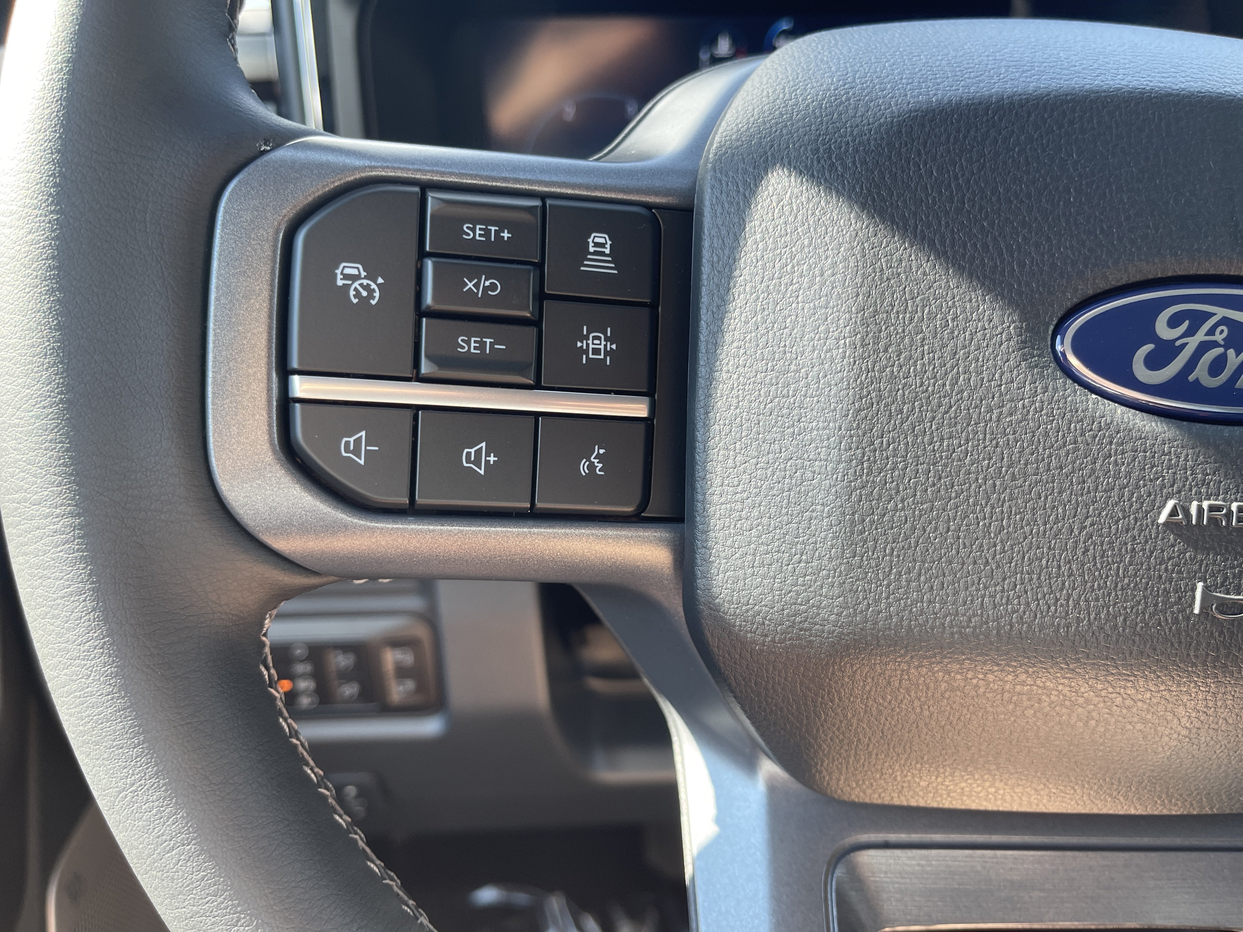 2027 Ford Super Duty F-350 DRW F-350® Lariat®