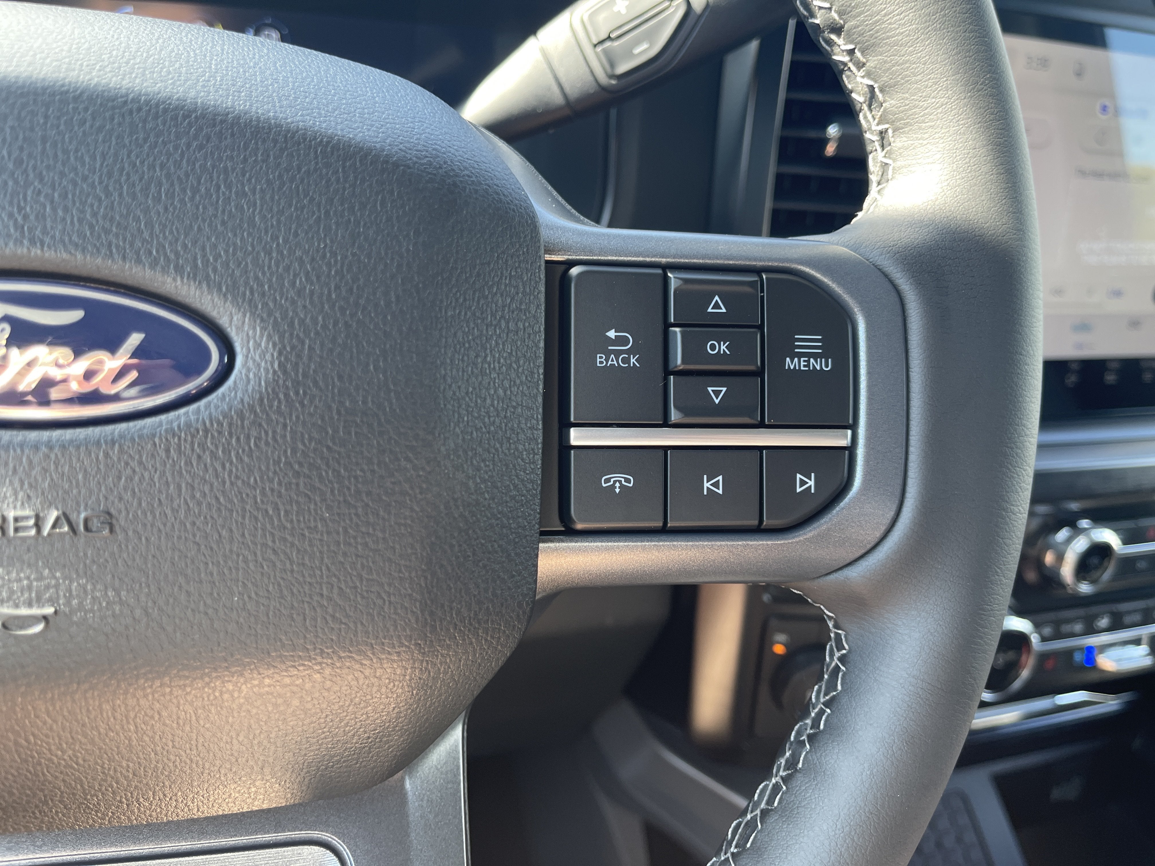2027 Ford Super Duty F-350 DRW F-350® Lariat®