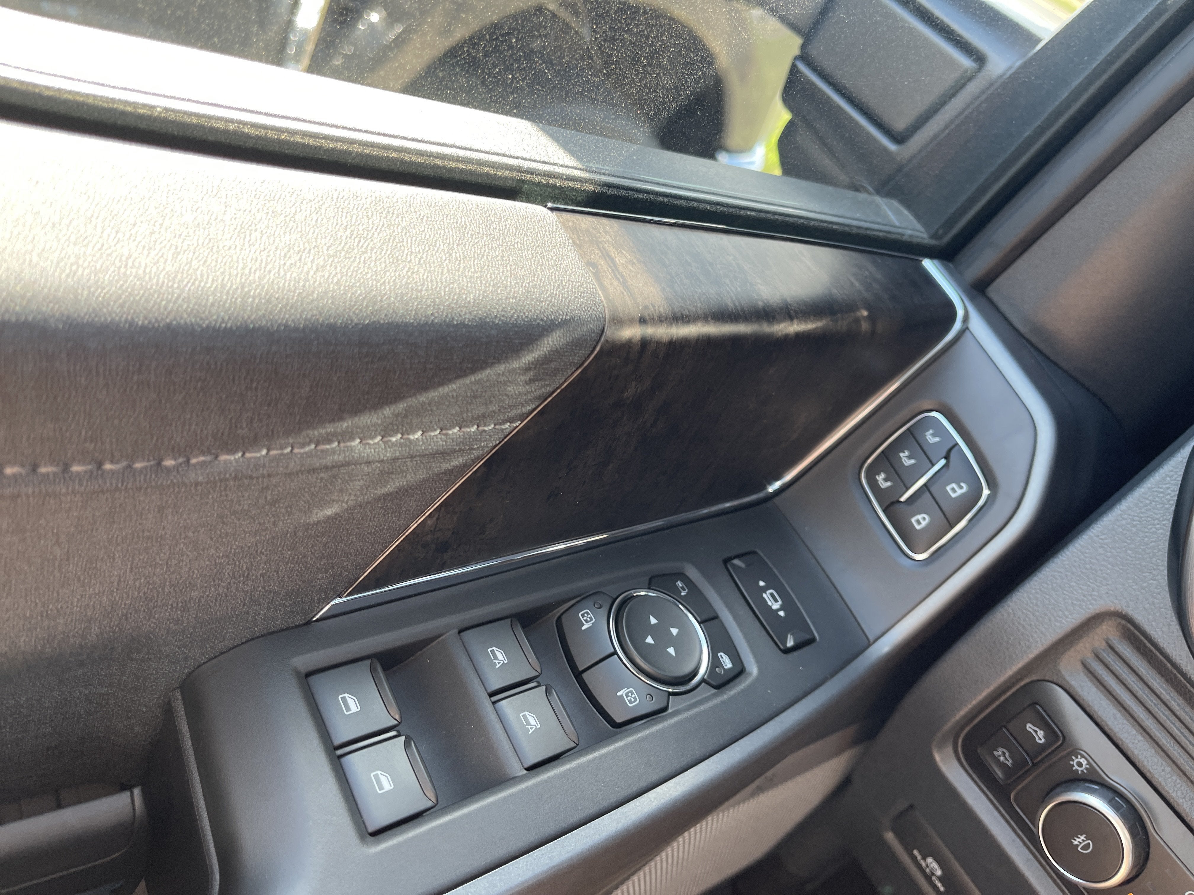 2027 Ford Super Duty F-350 DRW F-350® Lariat®