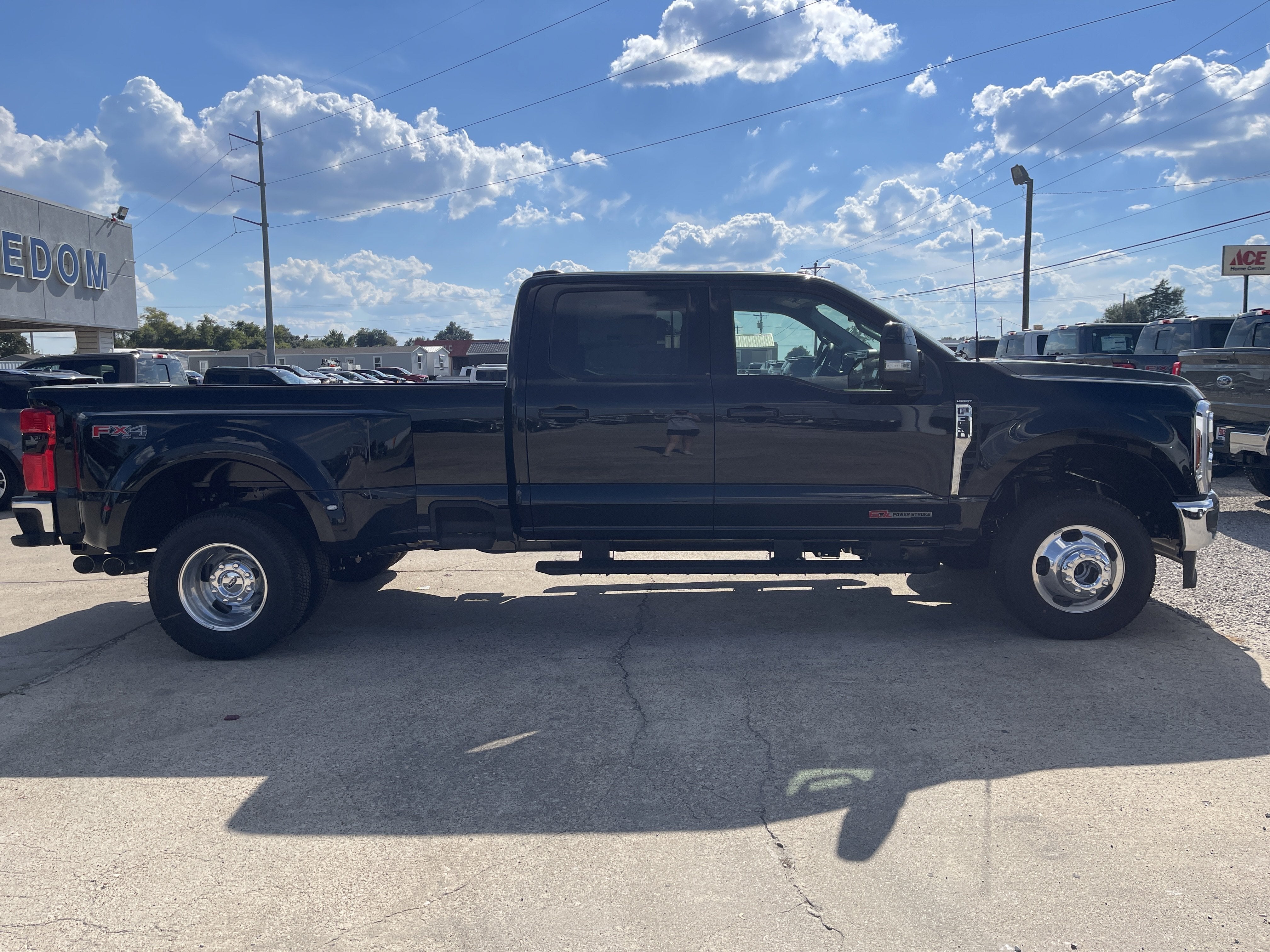 2027 Ford Super Duty F-350 DRW F-350® Lariat®