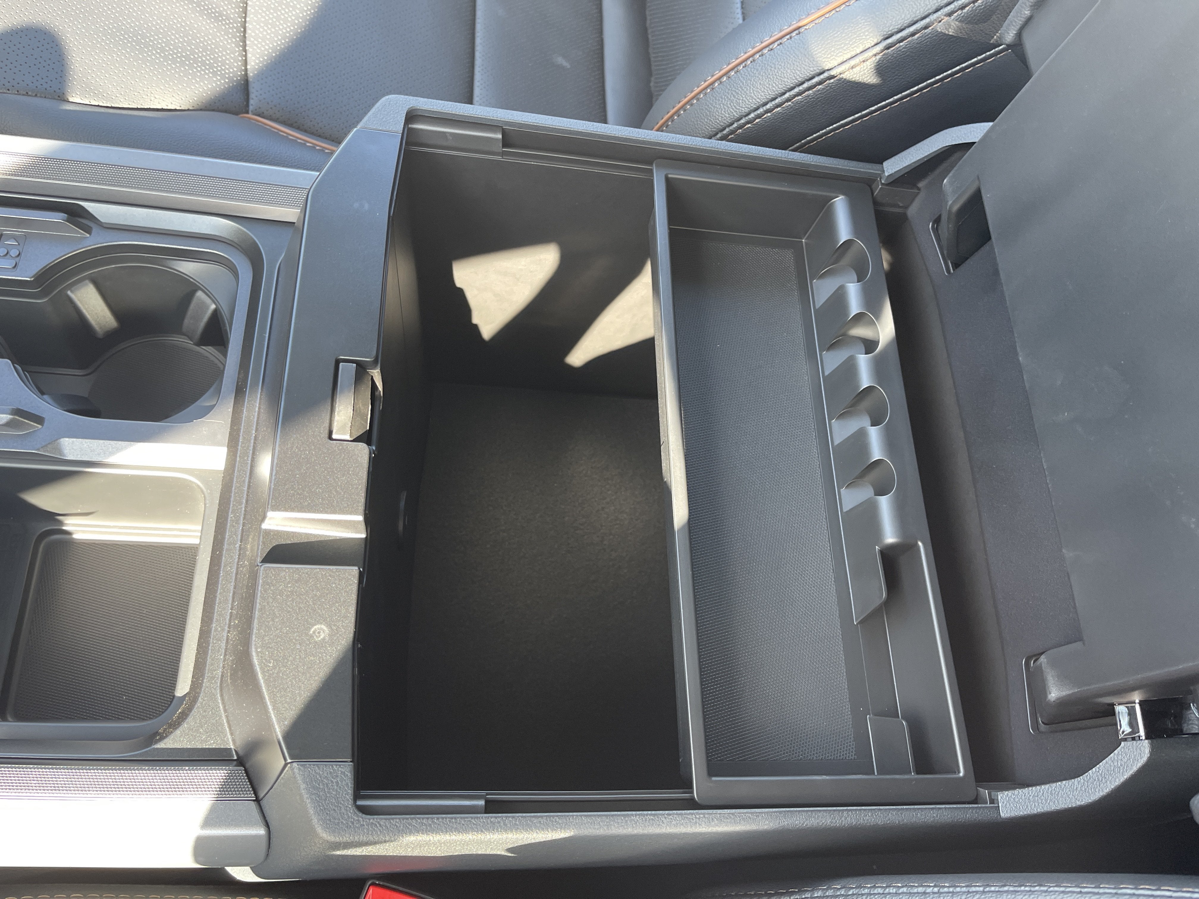 2027 Ford Super Duty F-350 DRW F-350® Lariat®