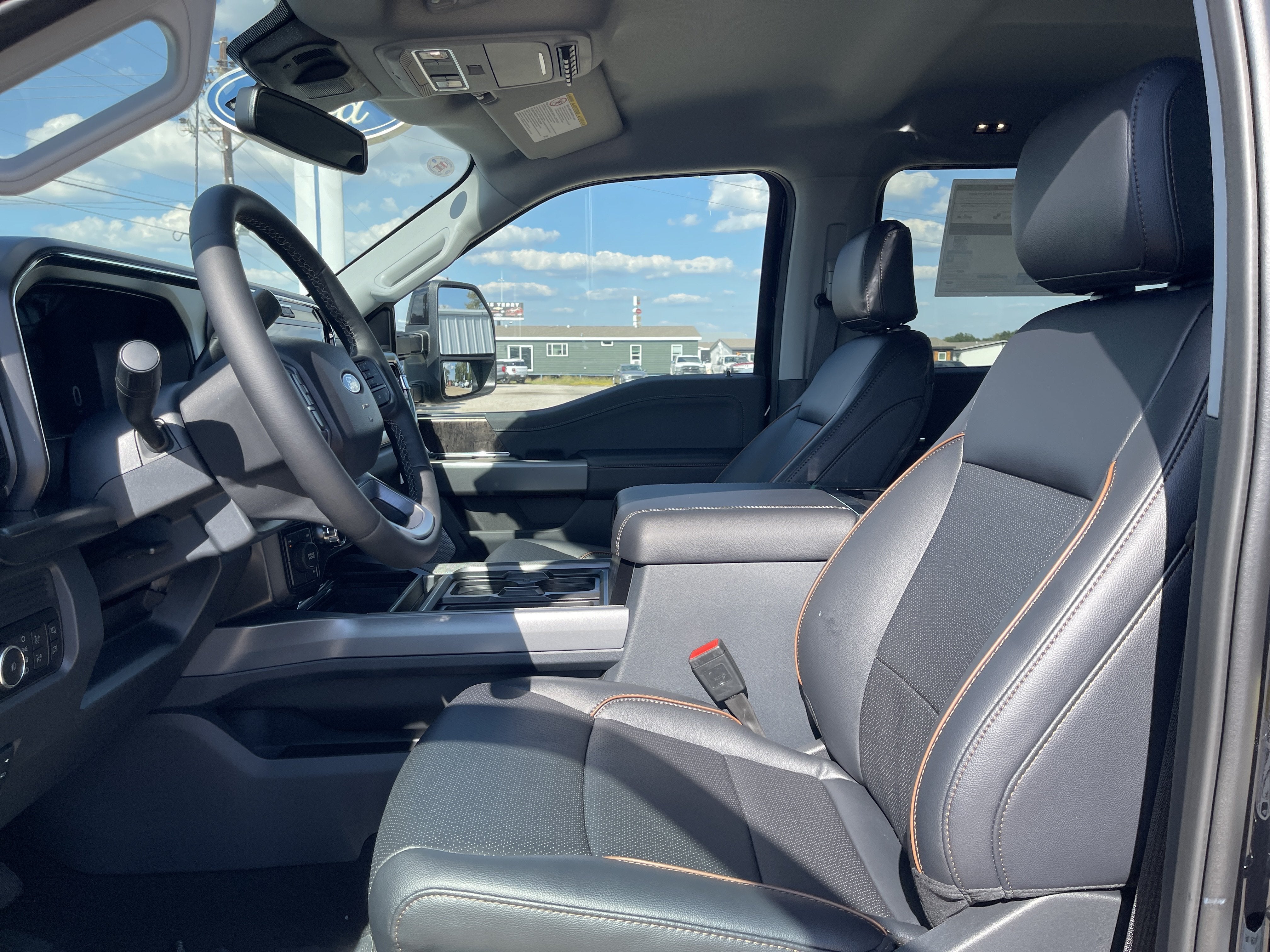 2027 Ford Super Duty F-350 DRW F-350® Lariat®