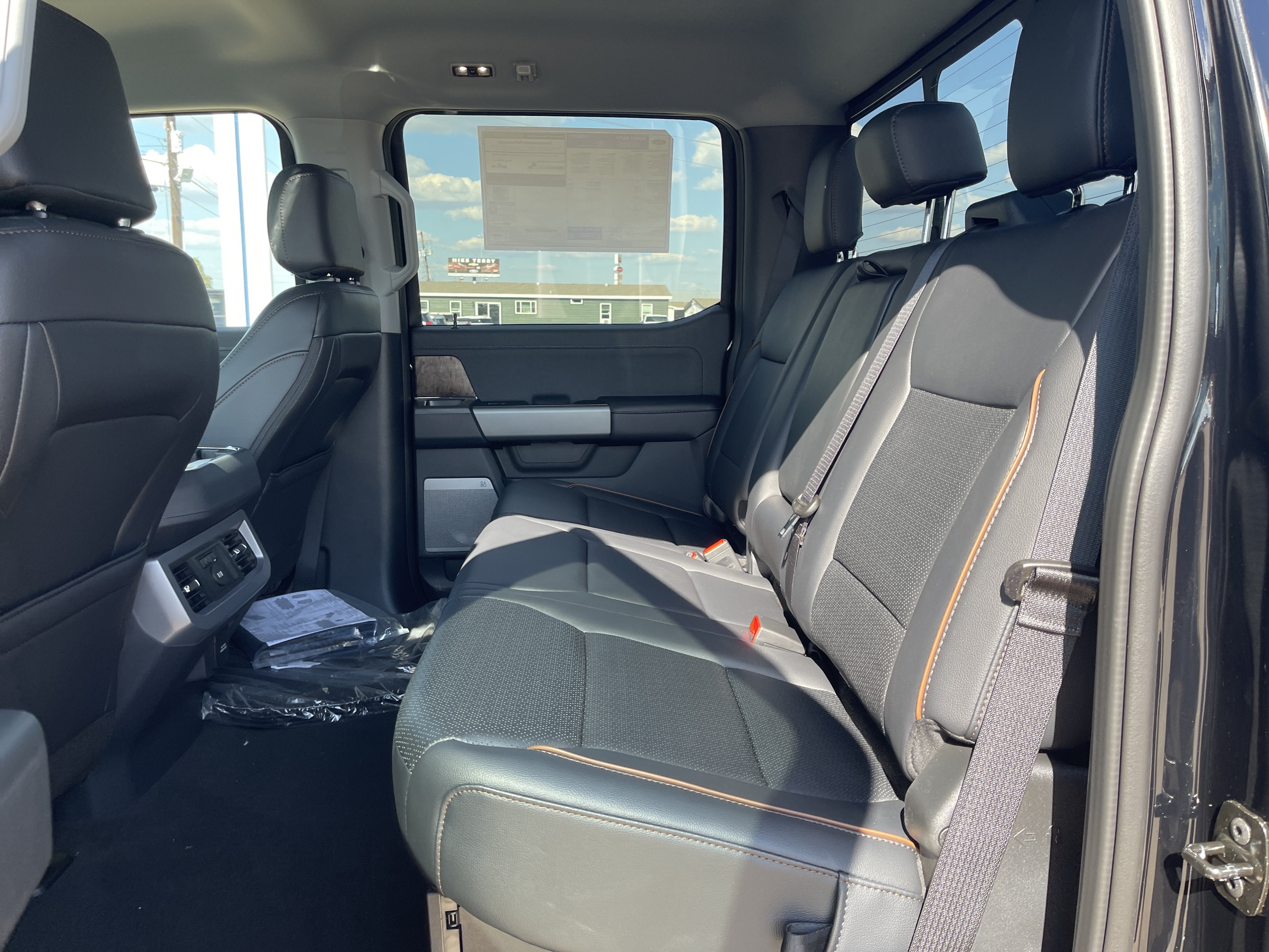 2027 Ford Super Duty F-350 DRW F-350® Lariat®