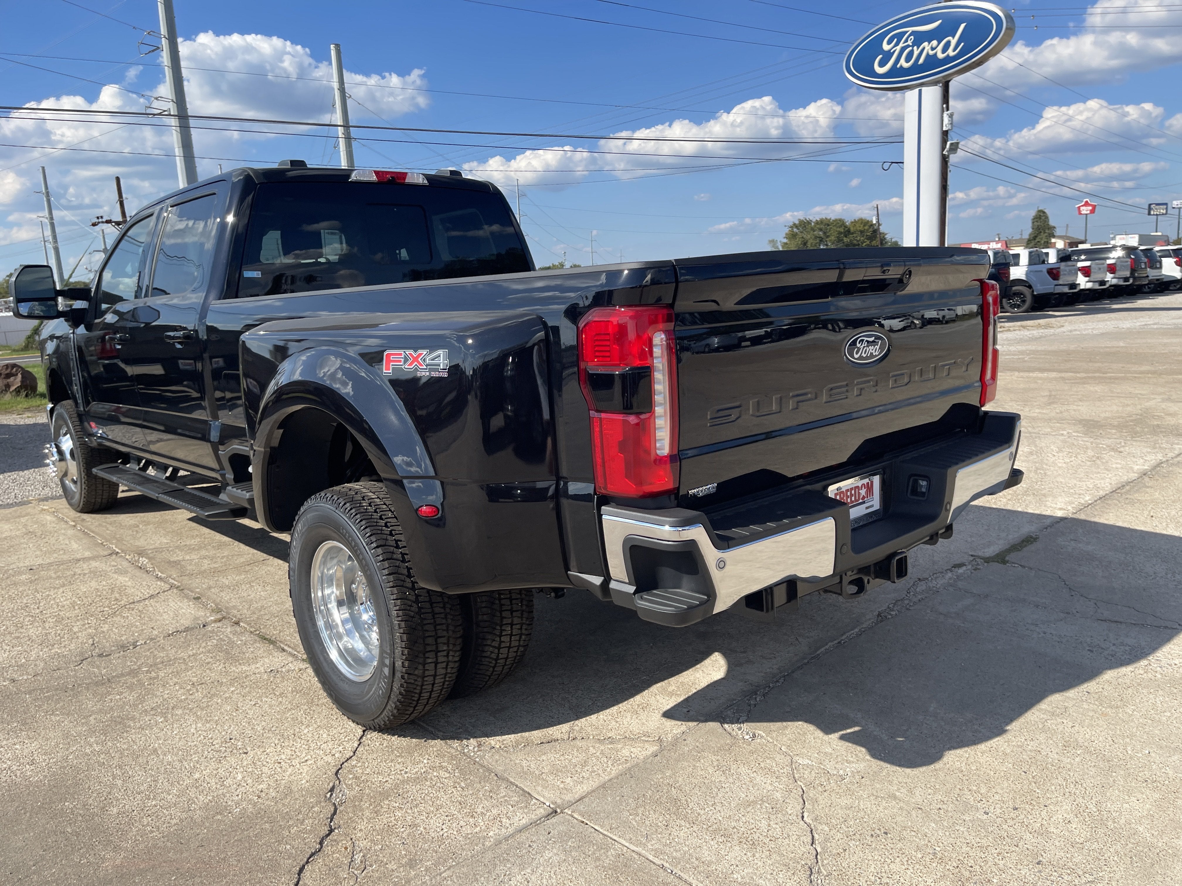 2027 Ford Super Duty F-350 DRW F-350® Lariat®