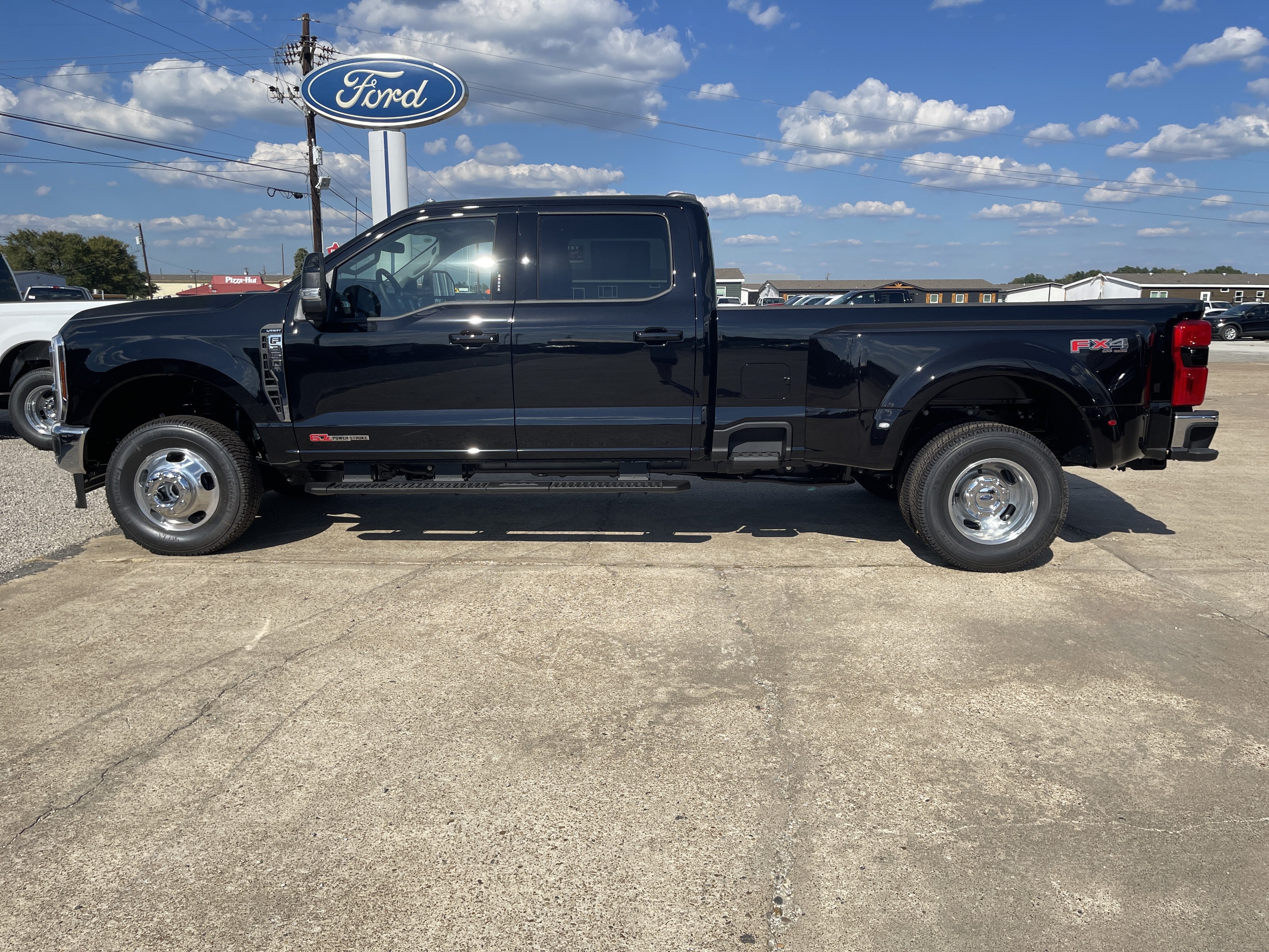 2027 Ford Super Duty F-350 DRW F-350® Lariat®