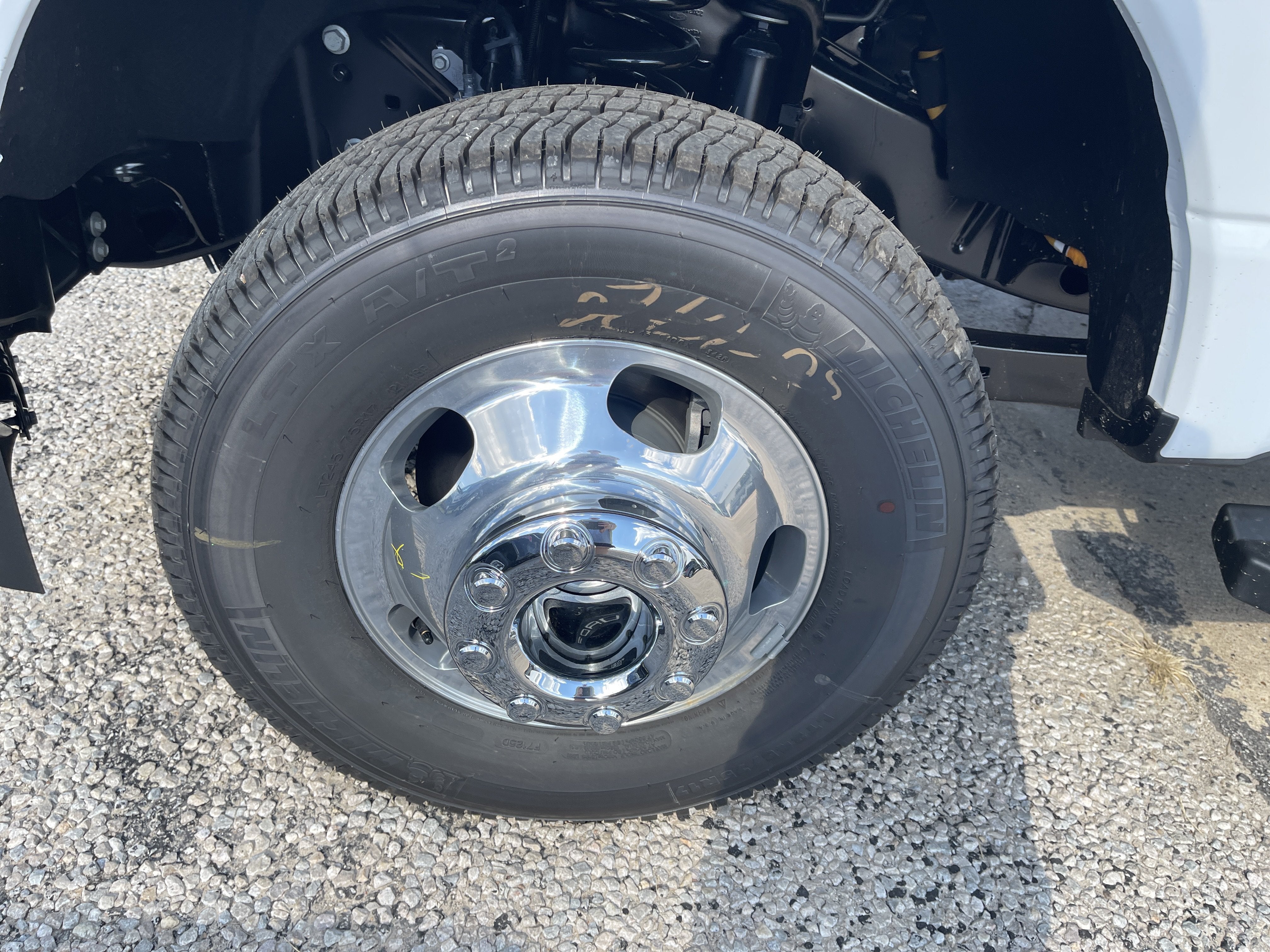 2027 Ford Super Duty F-350 DRW LARIAT