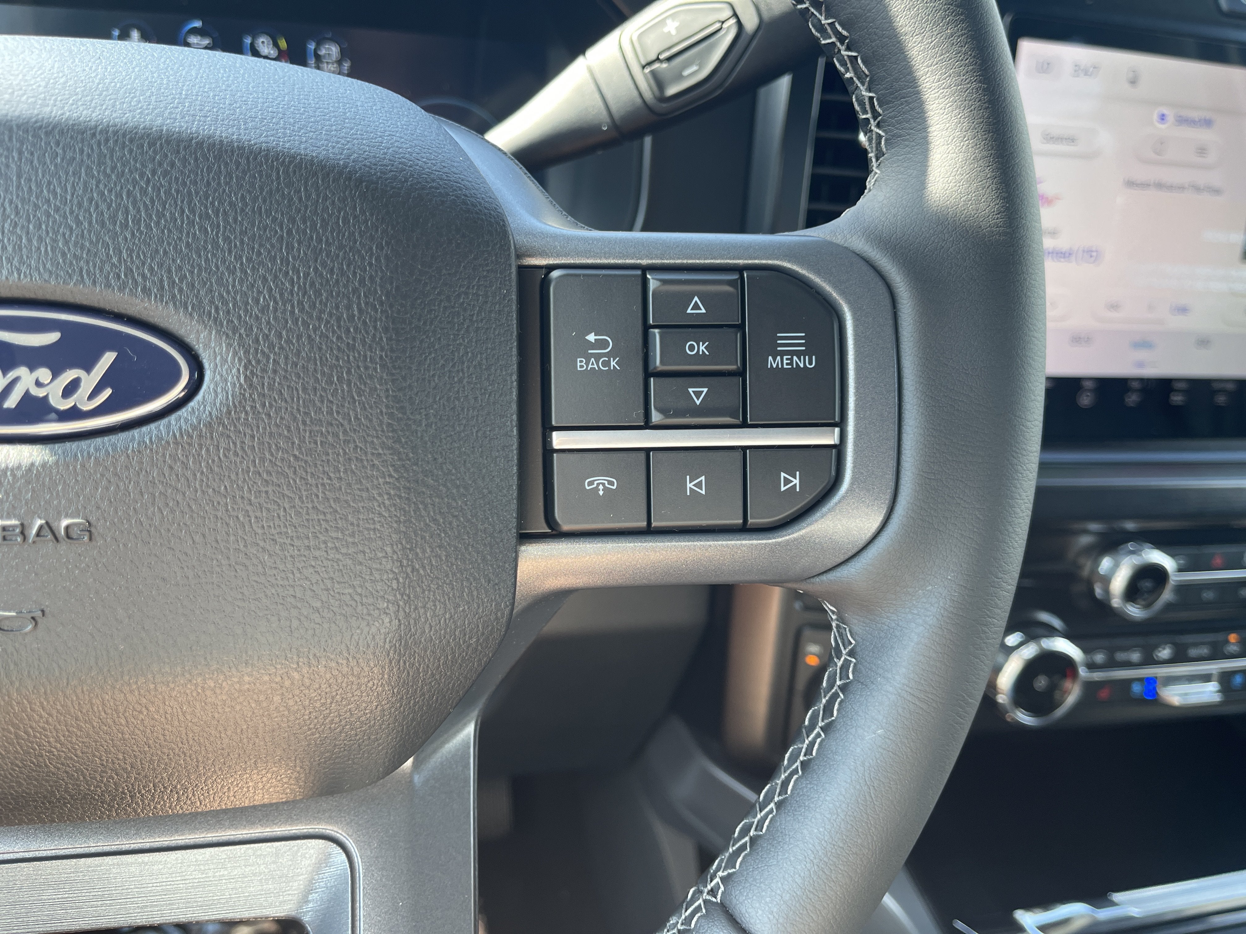 2027 Ford Super Duty F-350 DRW LARIAT