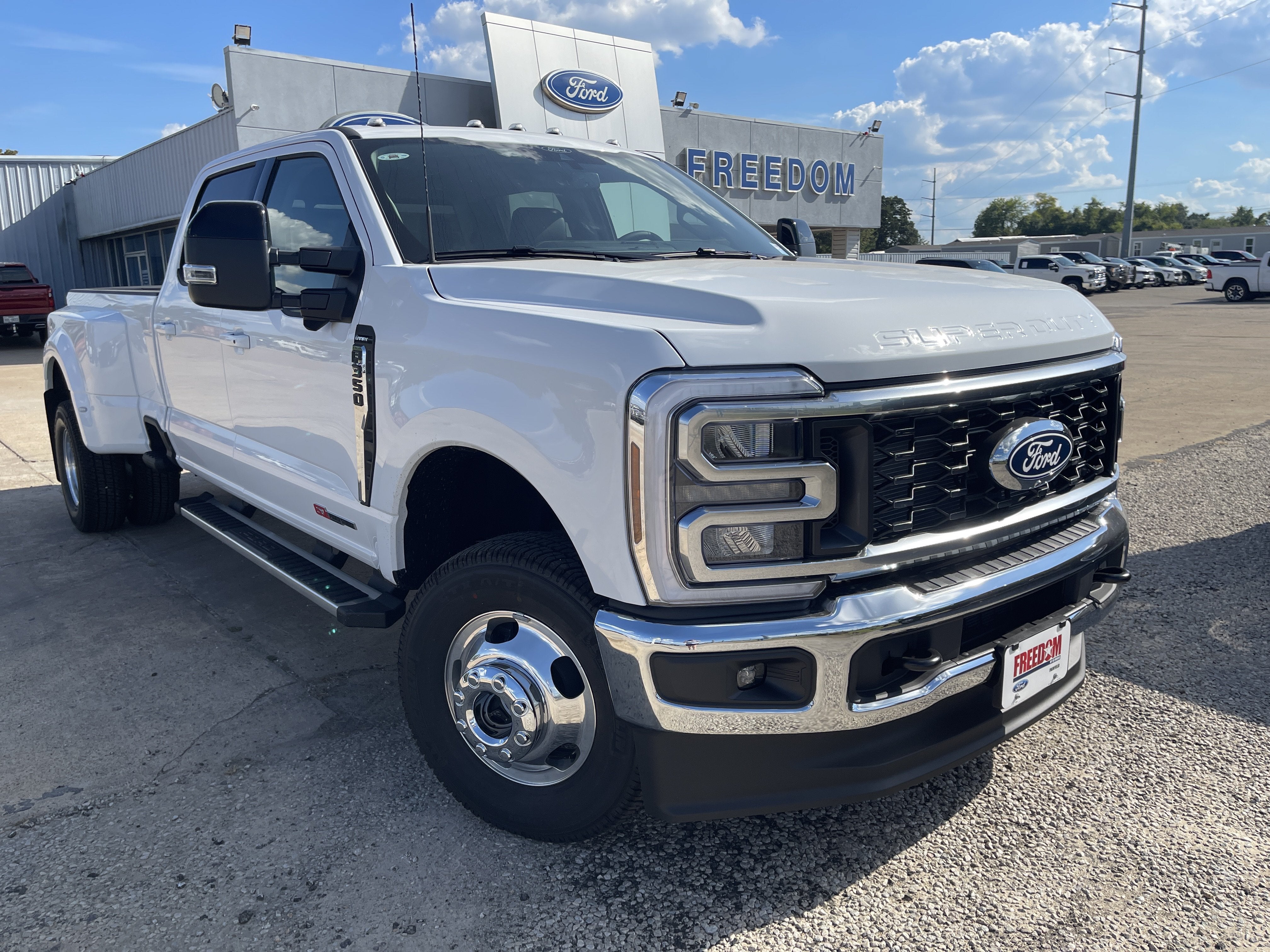 2027 Ford Super Duty F-350 DRW LARIAT