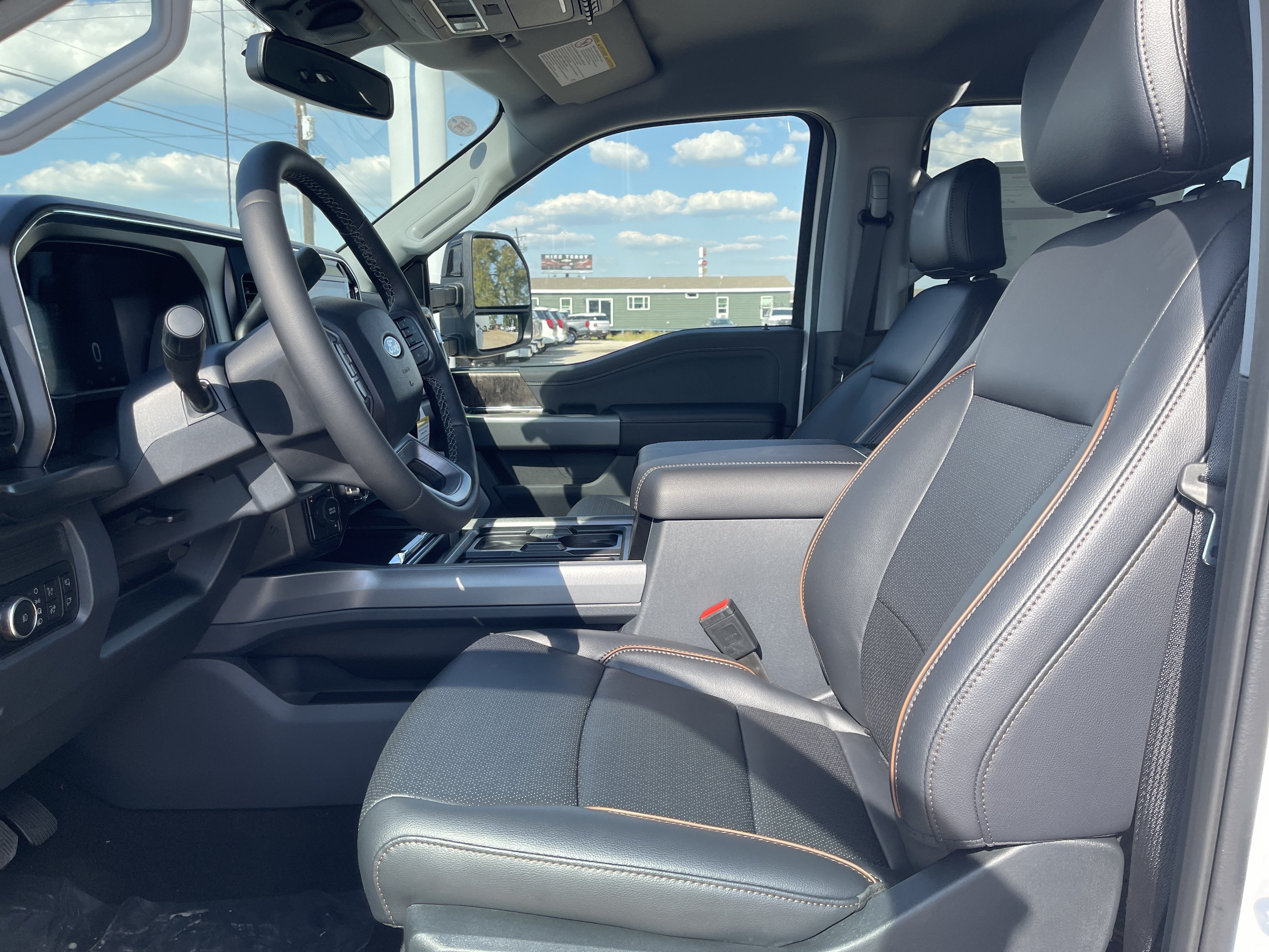2027 Ford Super Duty F-350 DRW LARIAT