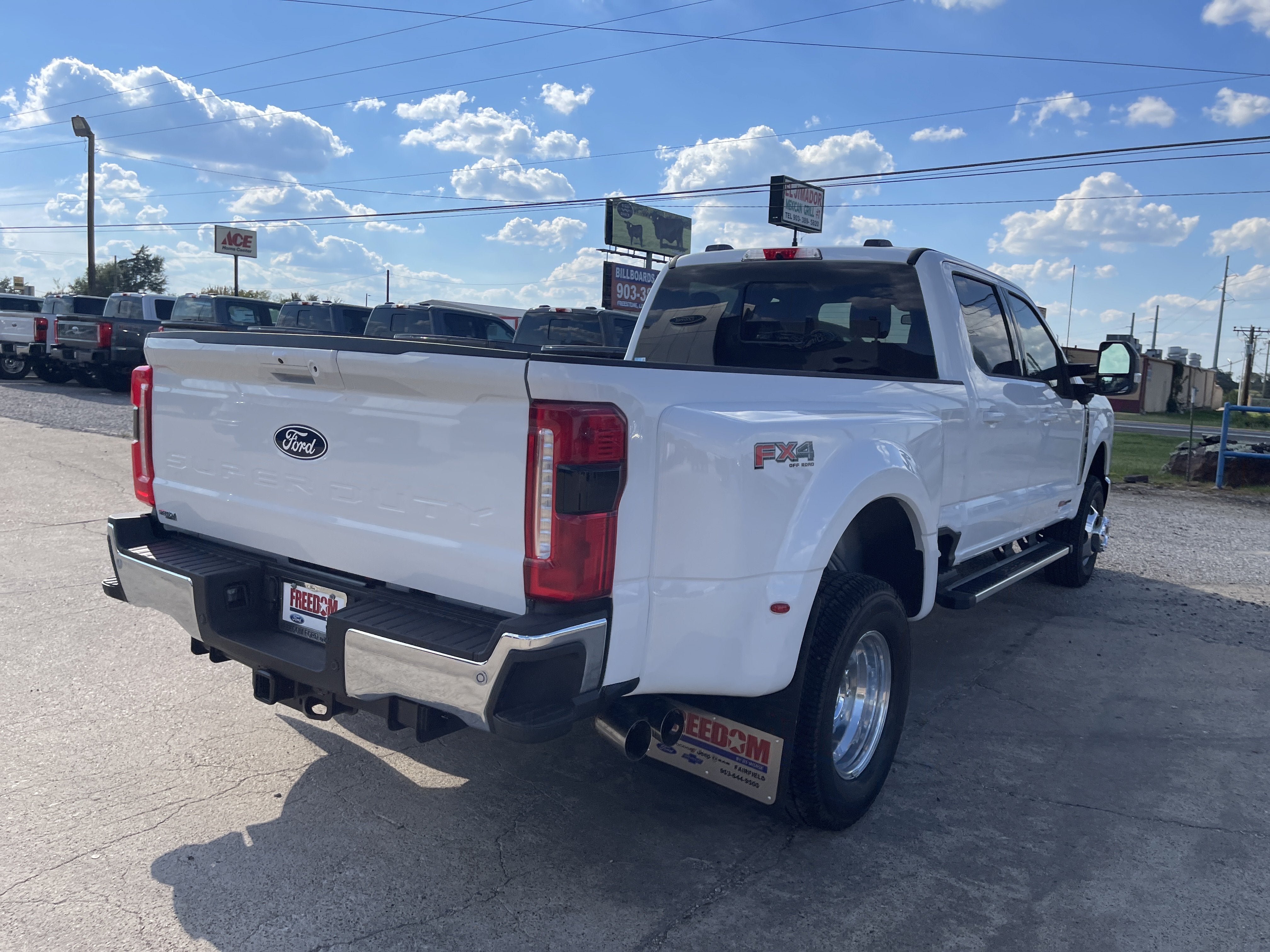 2027 Ford Super Duty F-350 DRW LARIAT