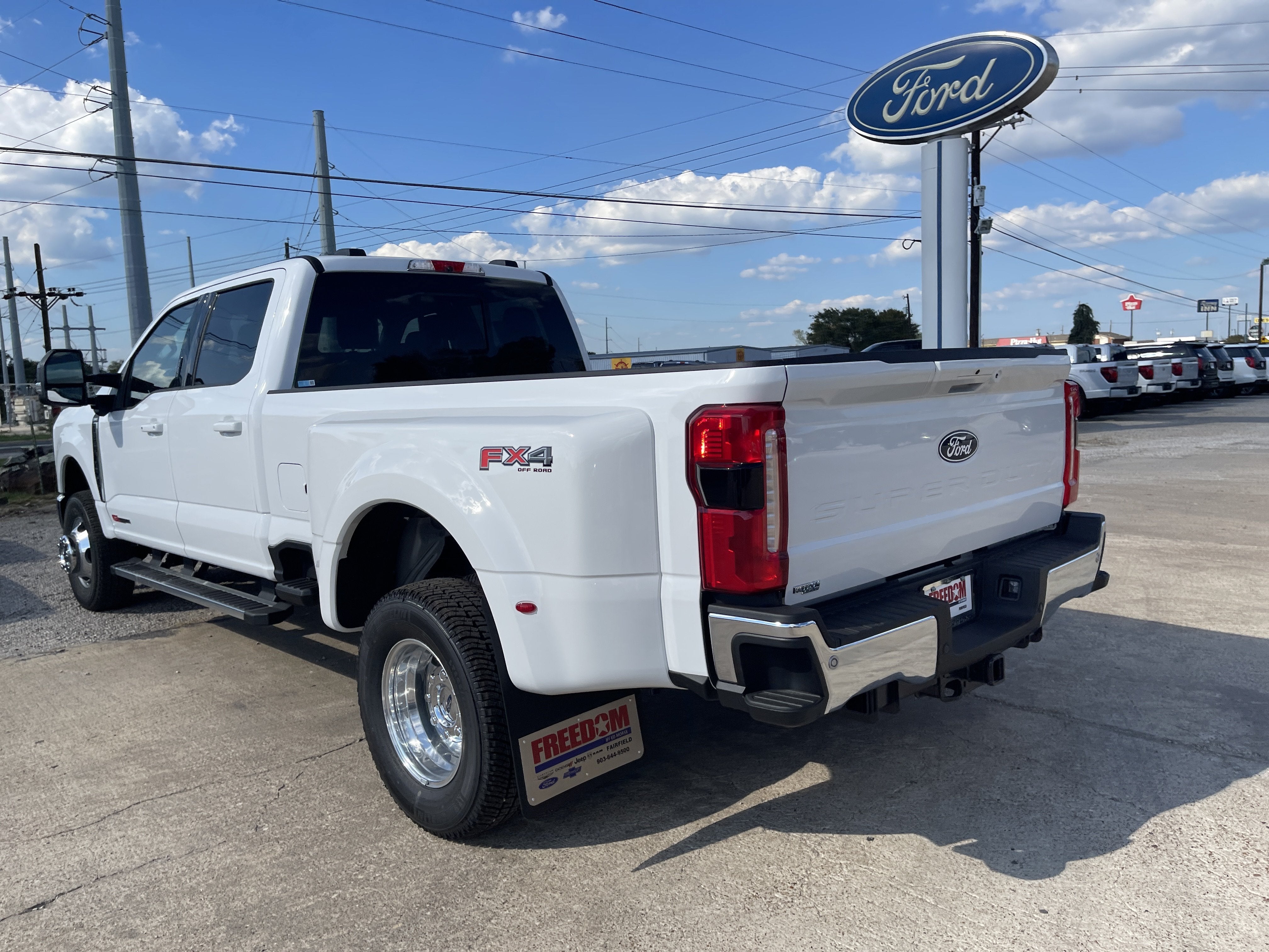 2027 Ford Super Duty F-350 DRW LARIAT