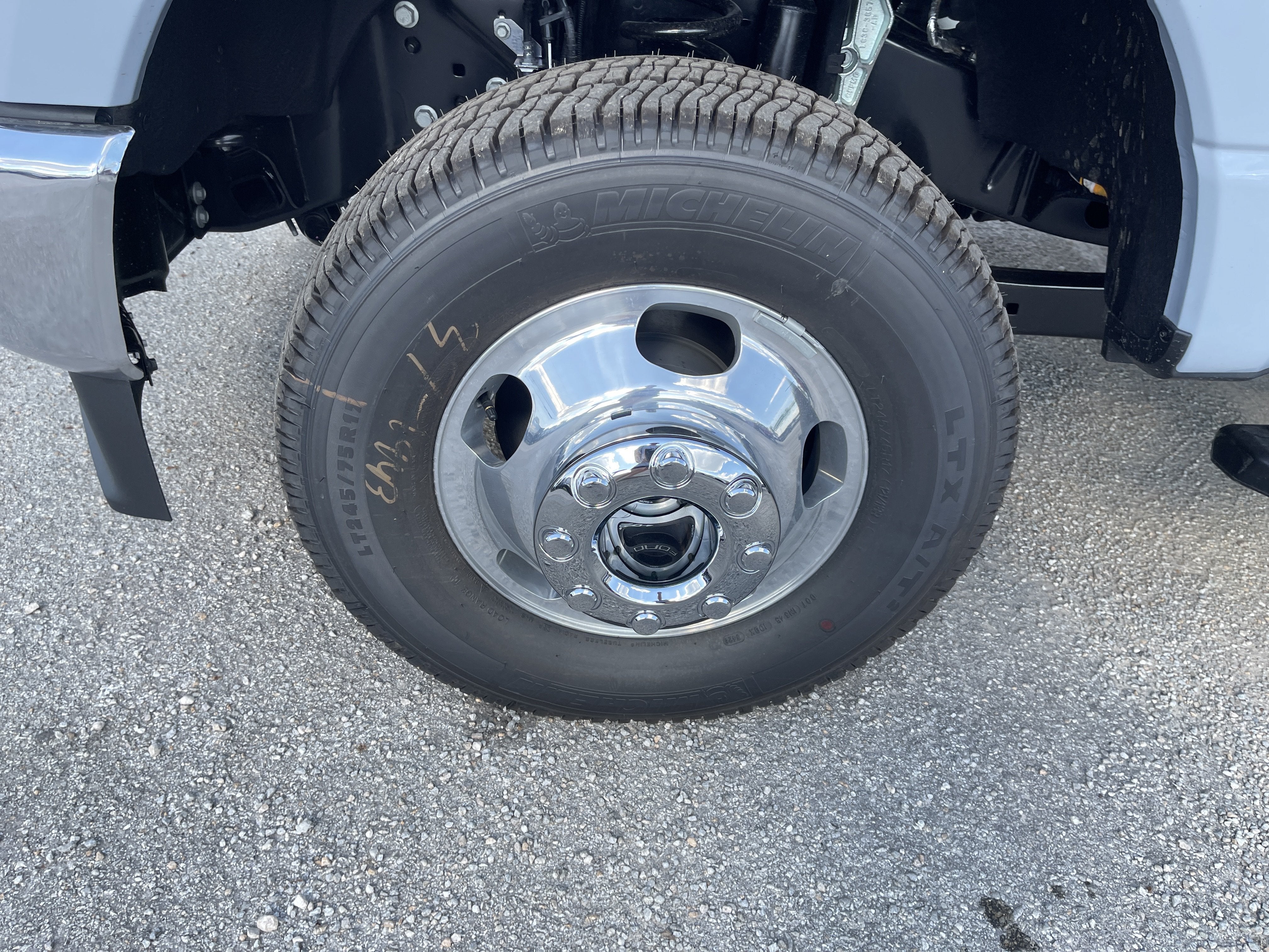 2027 Ford Super Duty F-350 DRW F-350® Lariat®