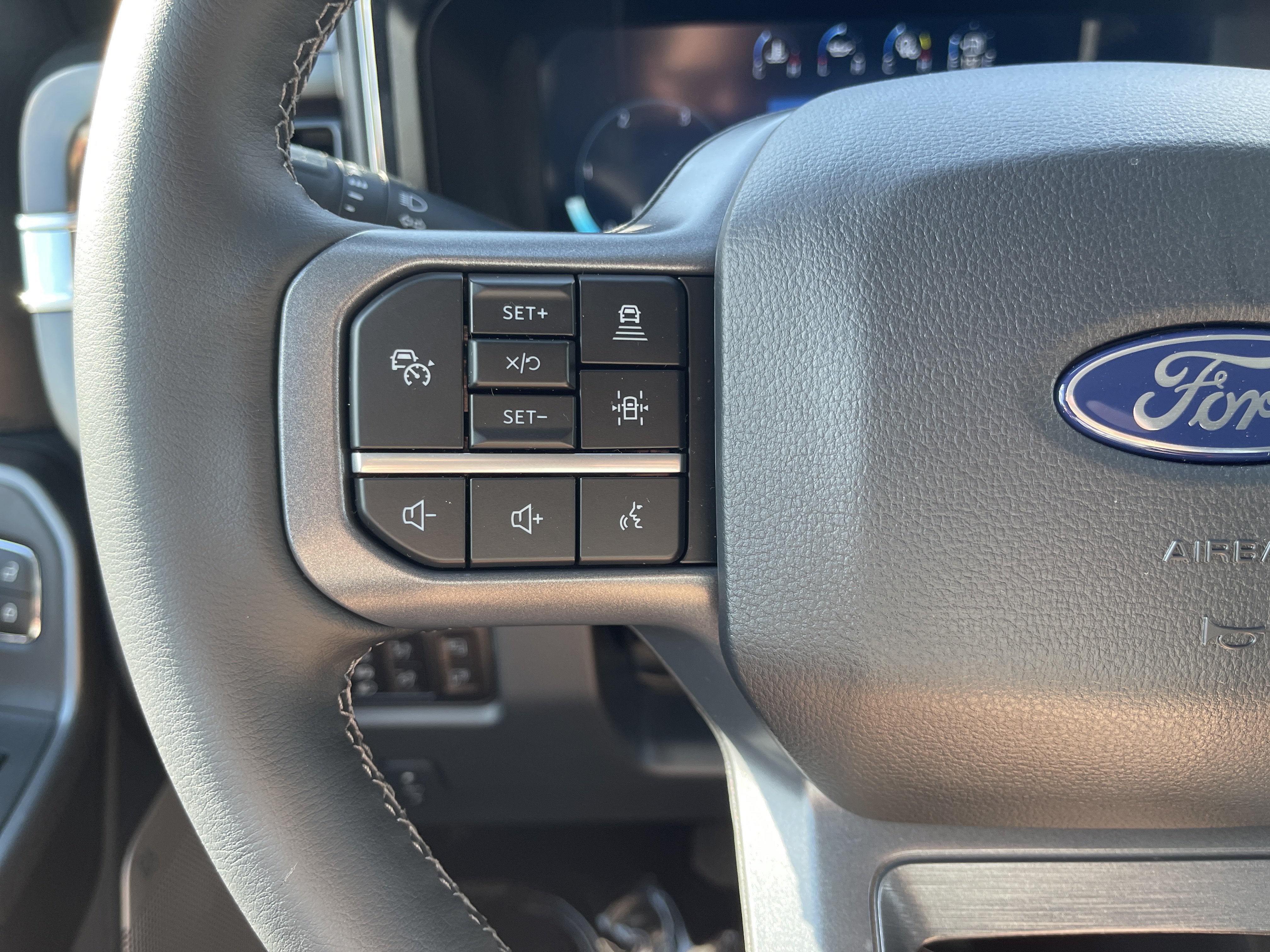 2027 Ford Super Duty F-350 DRW F-350® Lariat®