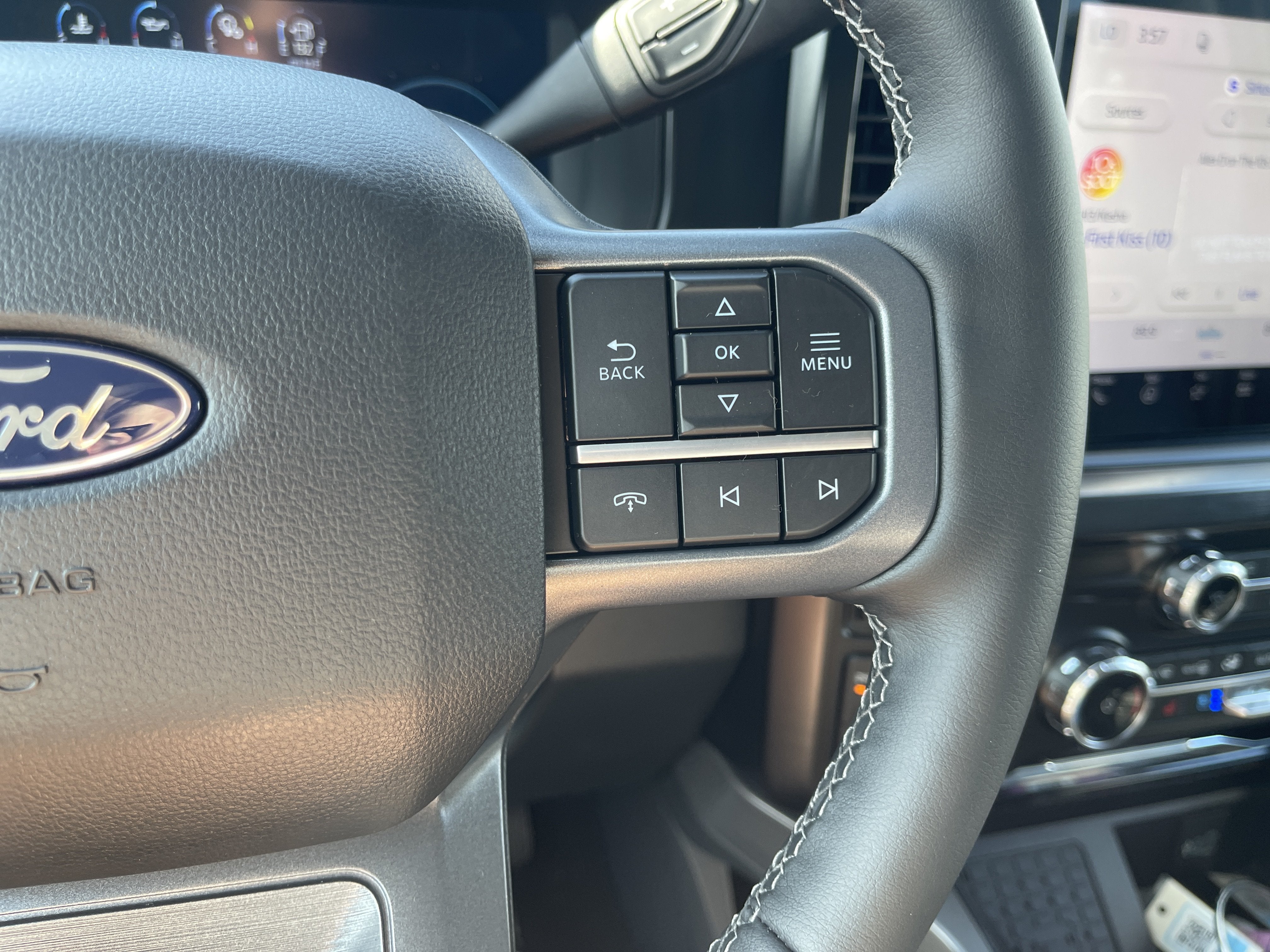 2027 Ford Super Duty F-350 DRW F-350® Lariat®