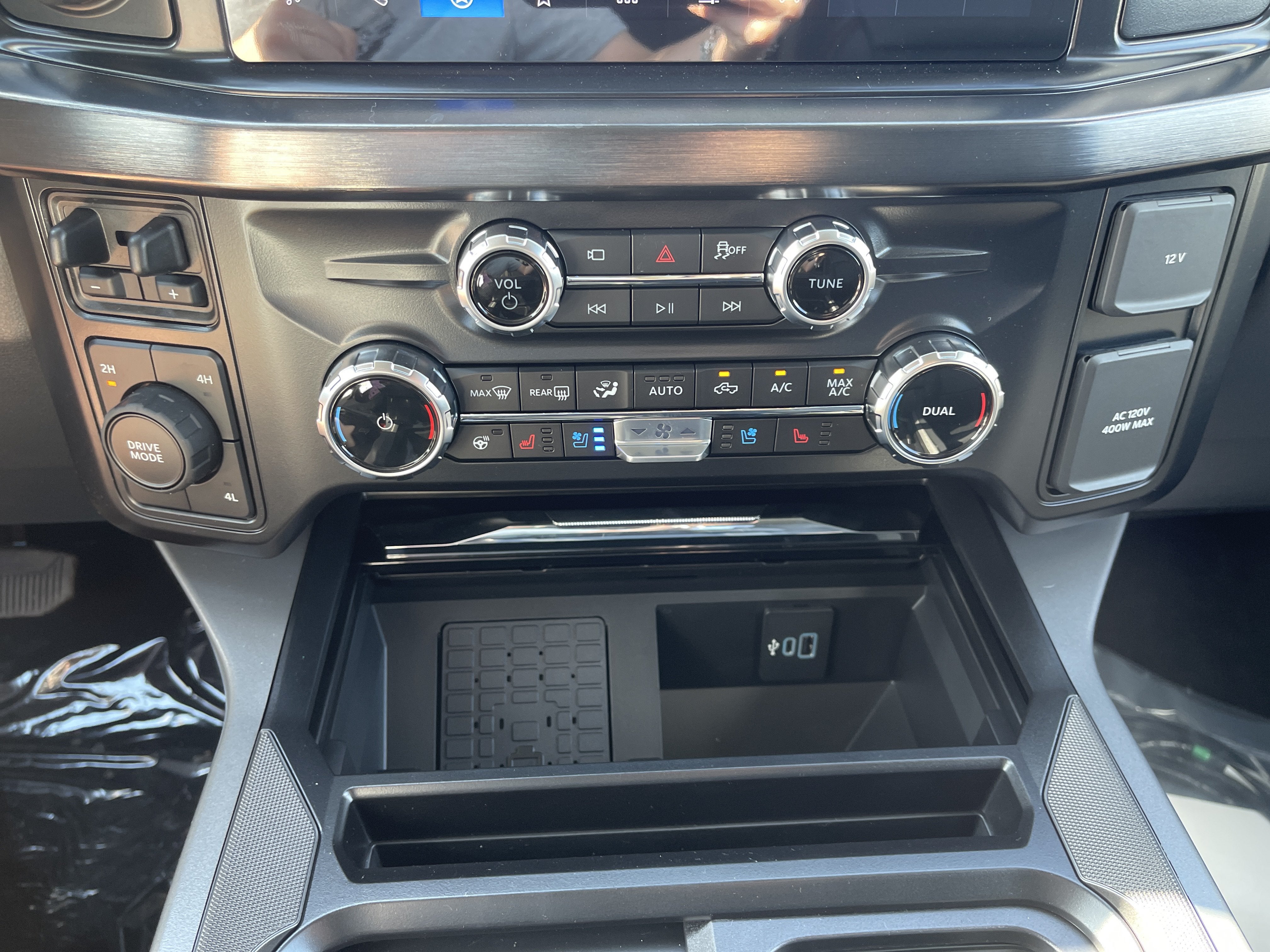 2027 Ford Super Duty F-350 DRW F-350® Lariat®