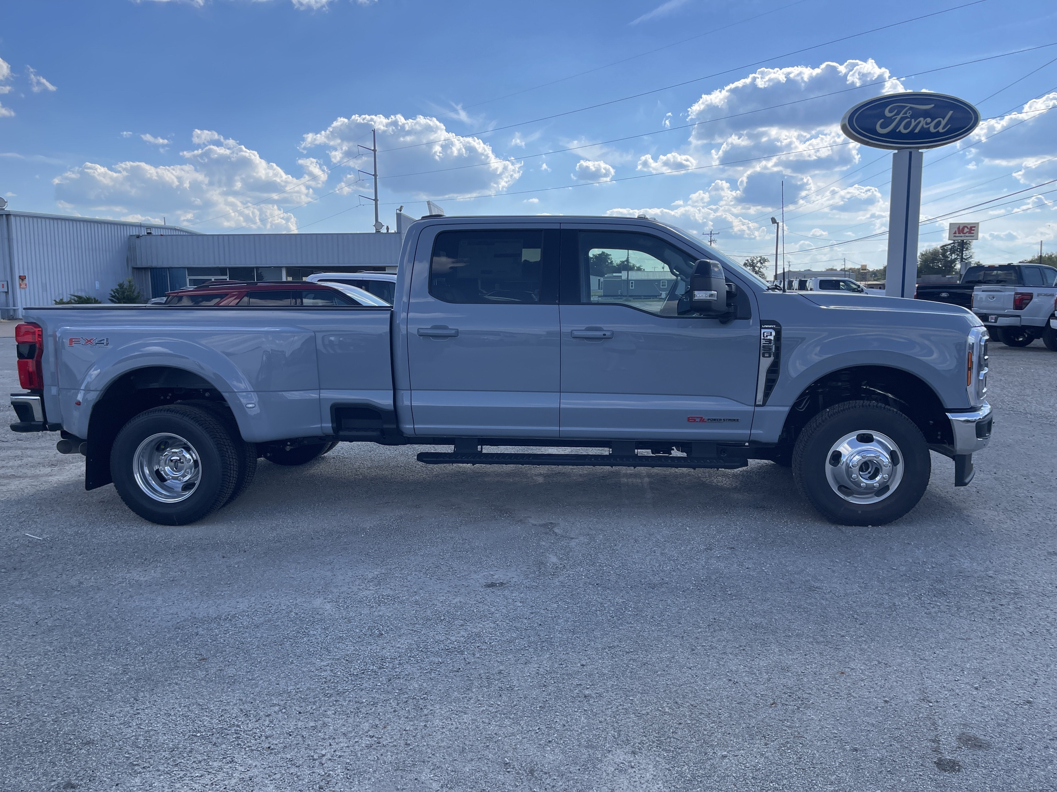 2027 Ford Super Duty F-350 DRW F-350® Lariat®