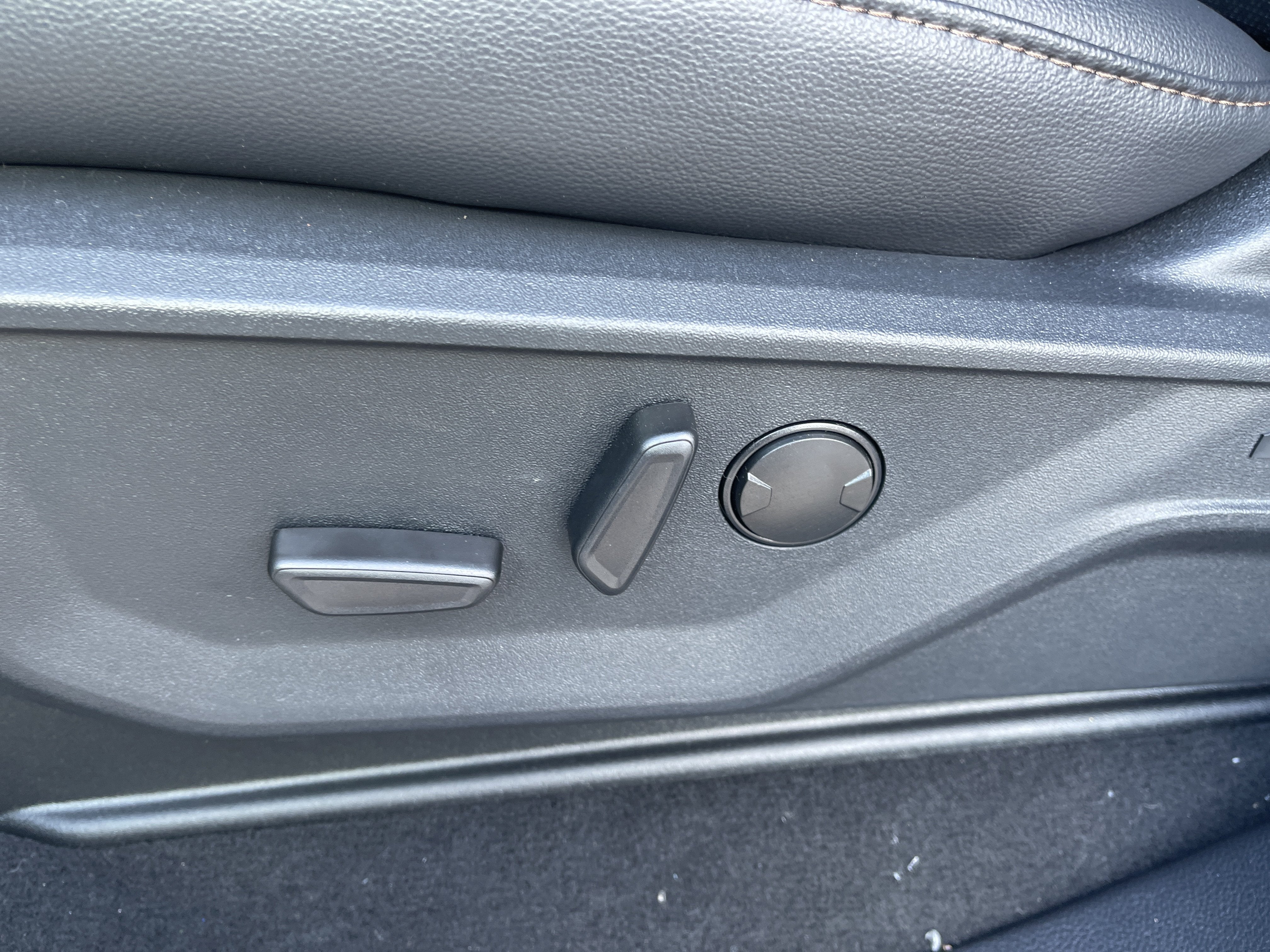 2027 Ford Super Duty F-350 DRW F-350® Lariat®