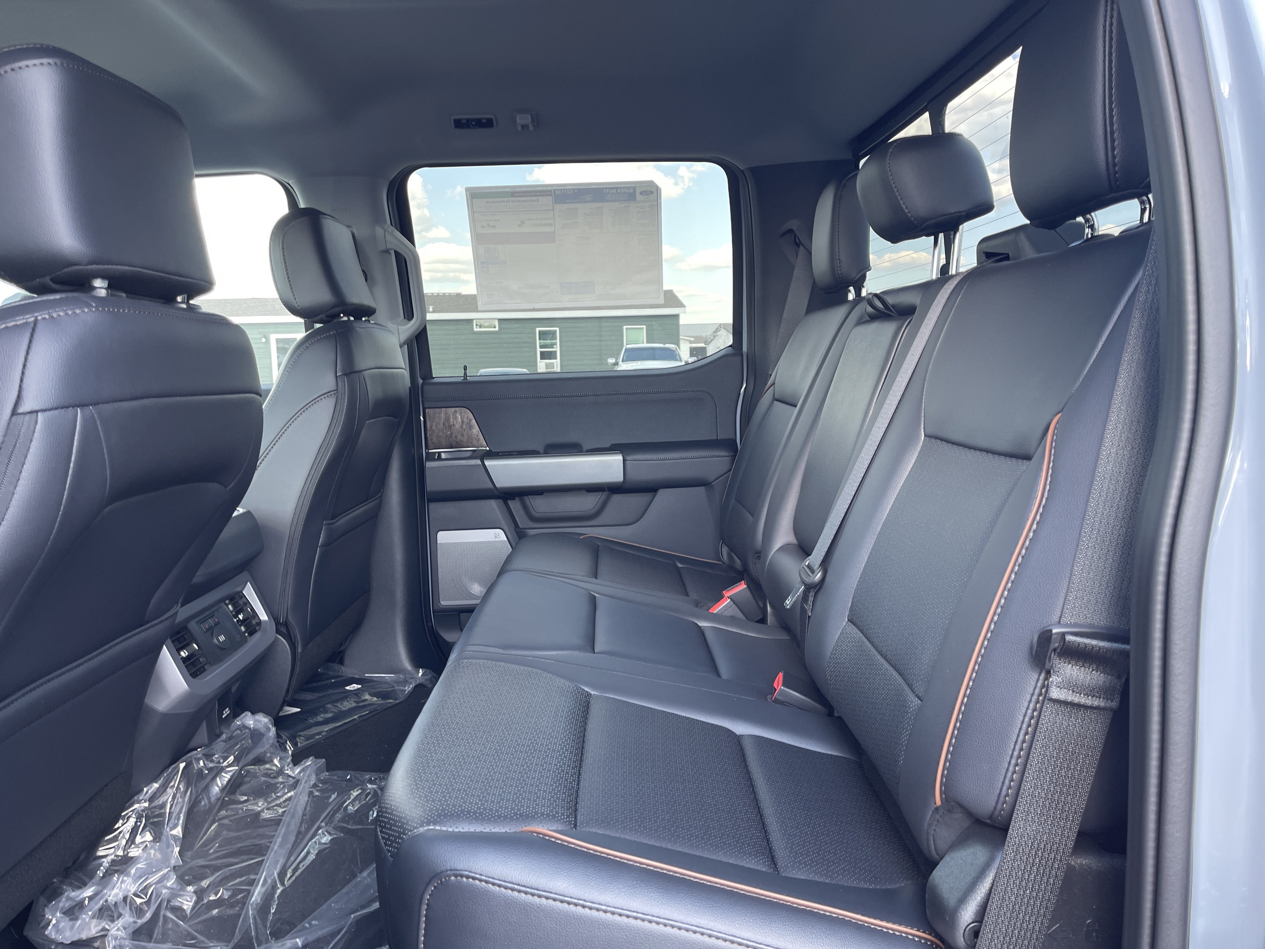 2027 Ford Super Duty F-350 DRW F-350® Lariat®
