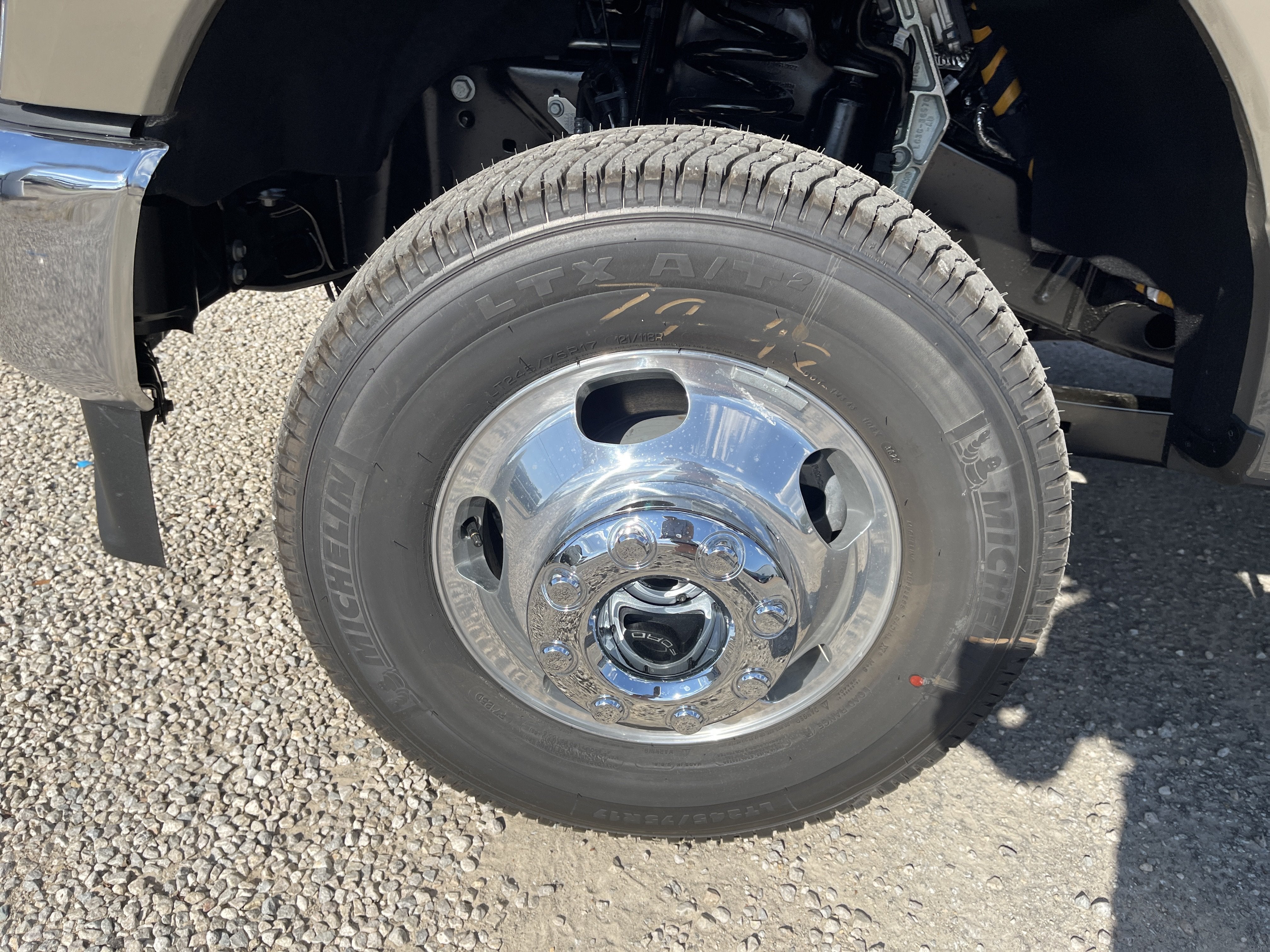 2027 Ford Super Duty F-350 DRW F-350® Lariat®