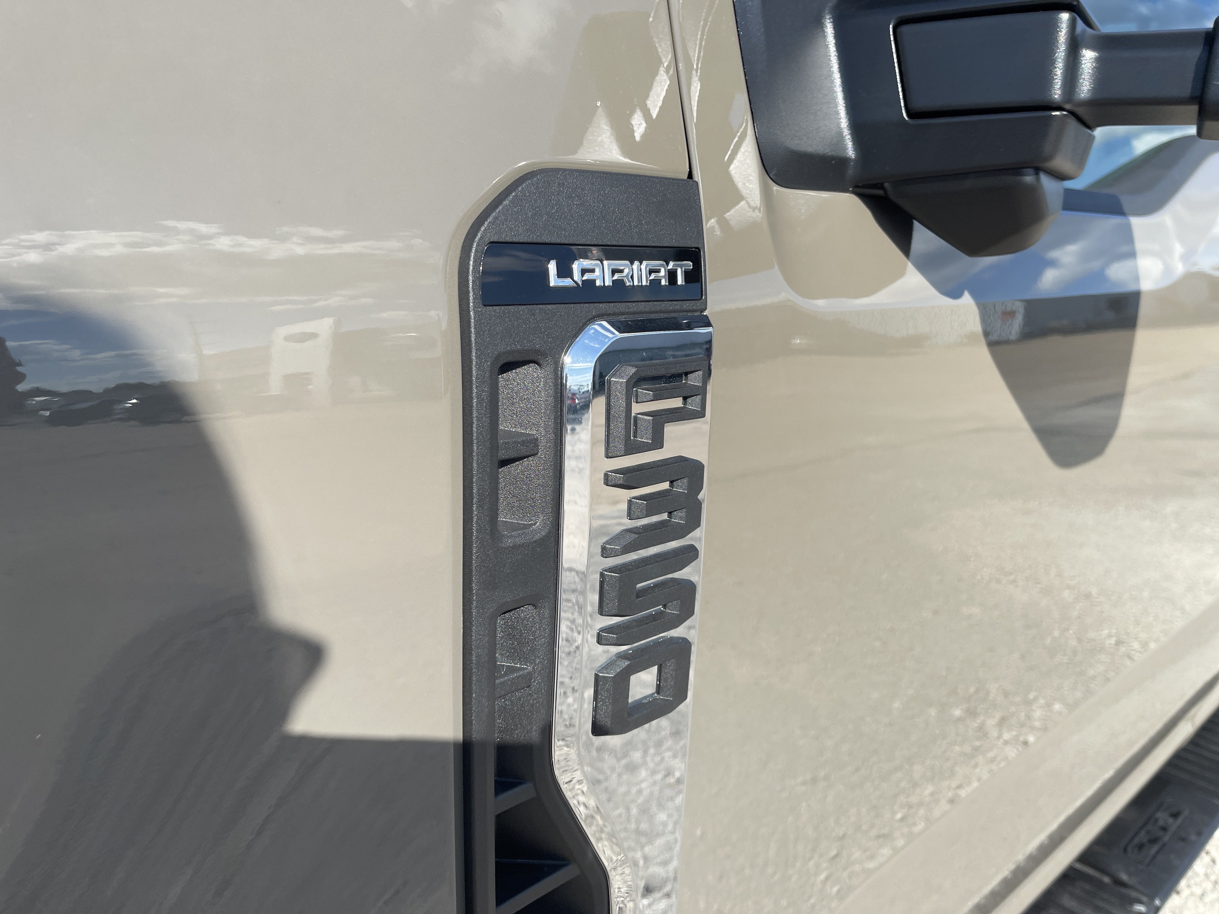 2027 Ford Super Duty F-350 DRW F-350® Lariat®