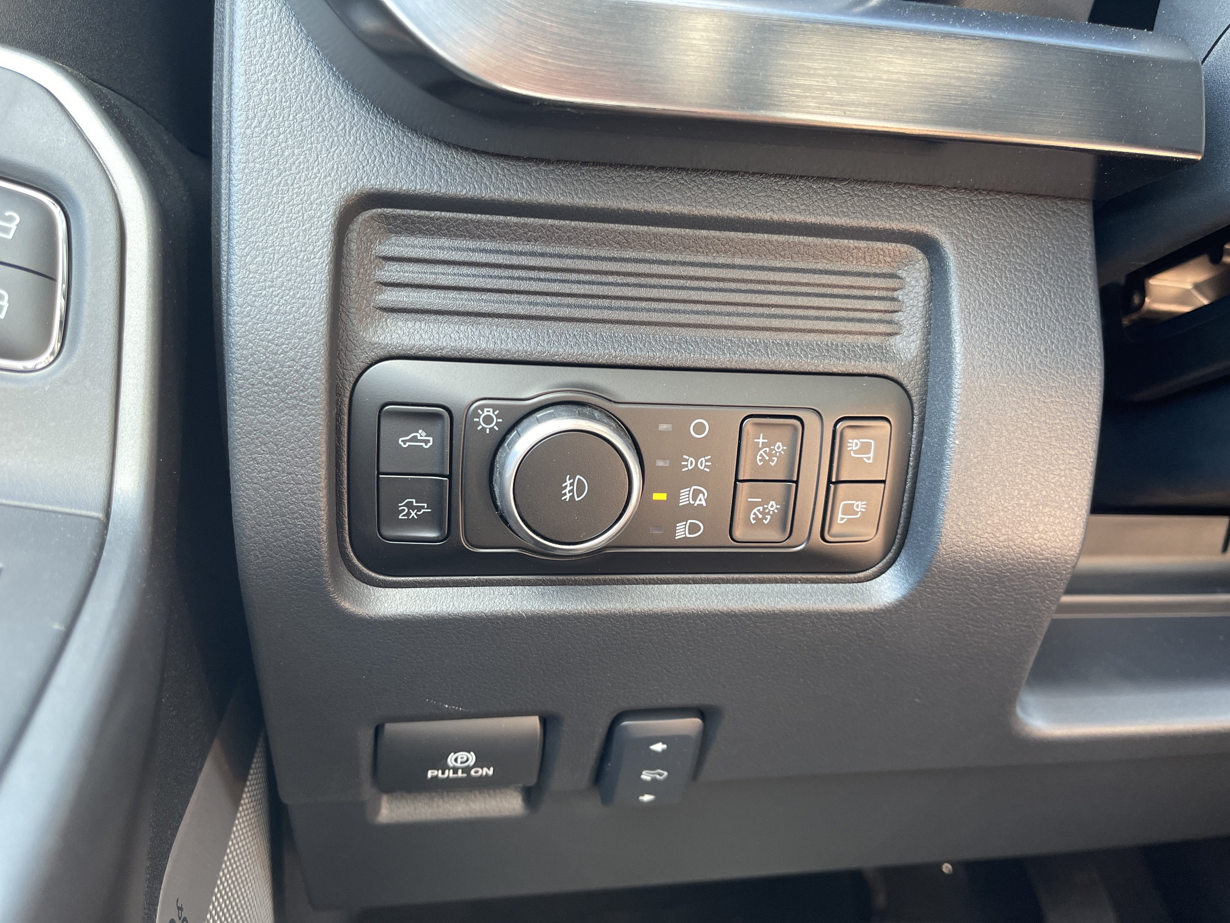 2027 Ford Super Duty F-350 DRW F-350® Lariat®