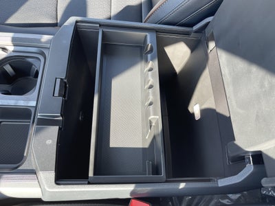 2027 Ford Super Duty F-350 DRW F-350® Lariat®