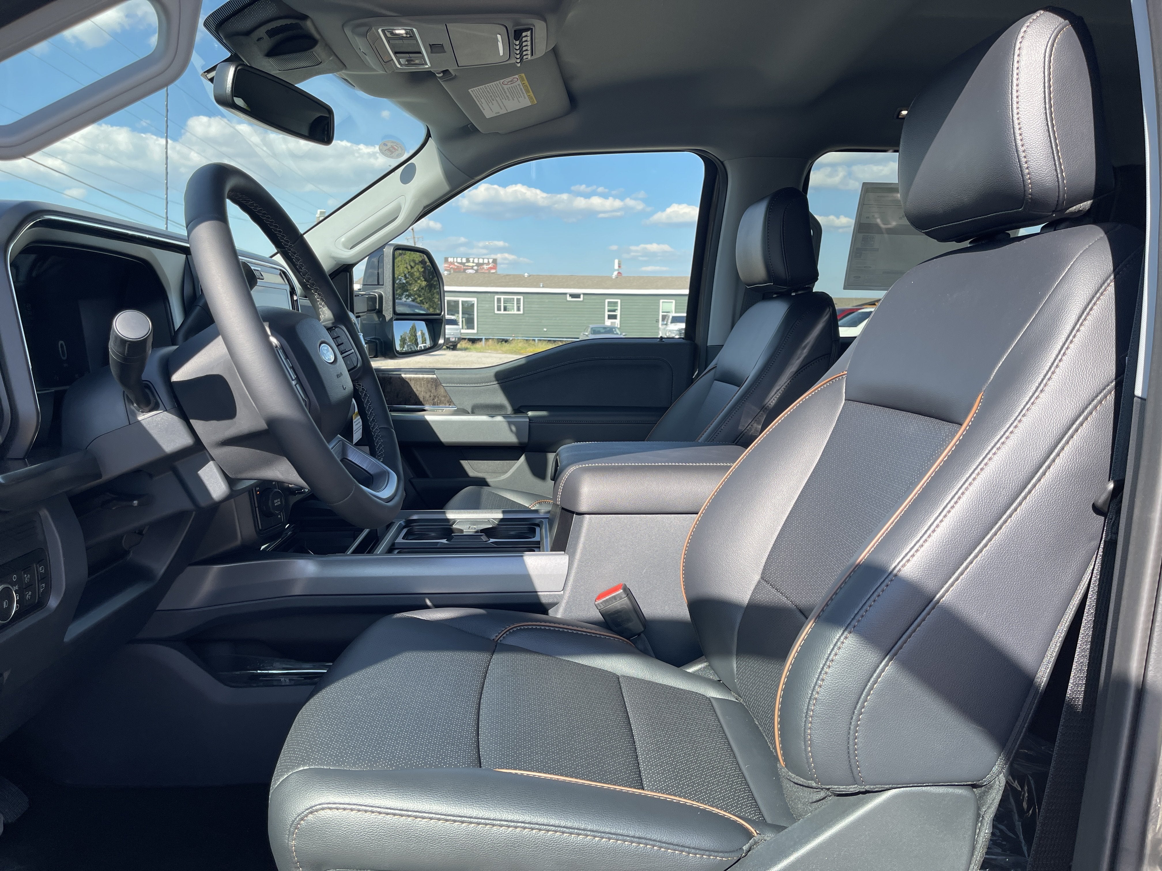 2027 Ford Super Duty F-350 DRW F-350® Lariat®