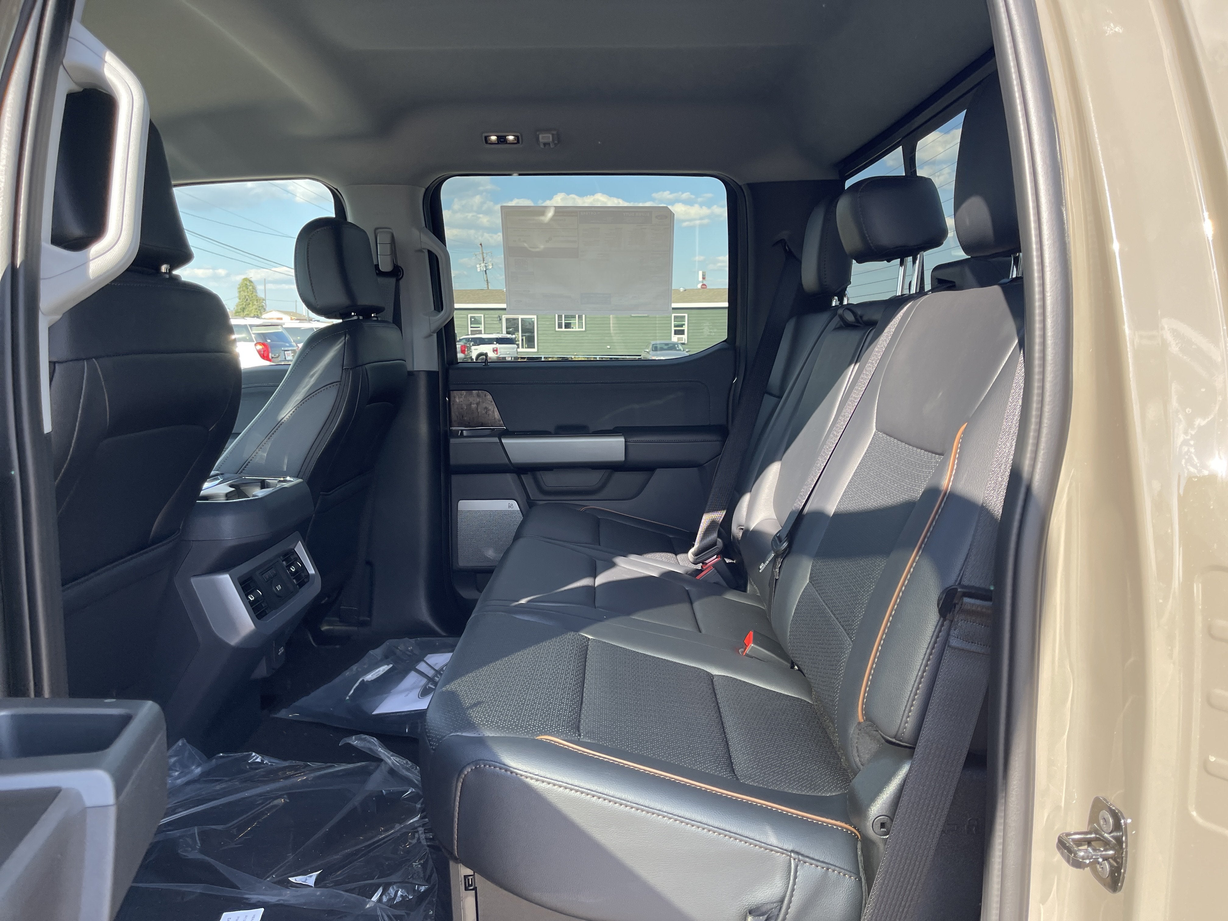 2027 Ford Super Duty F-350 DRW F-350® Lariat®