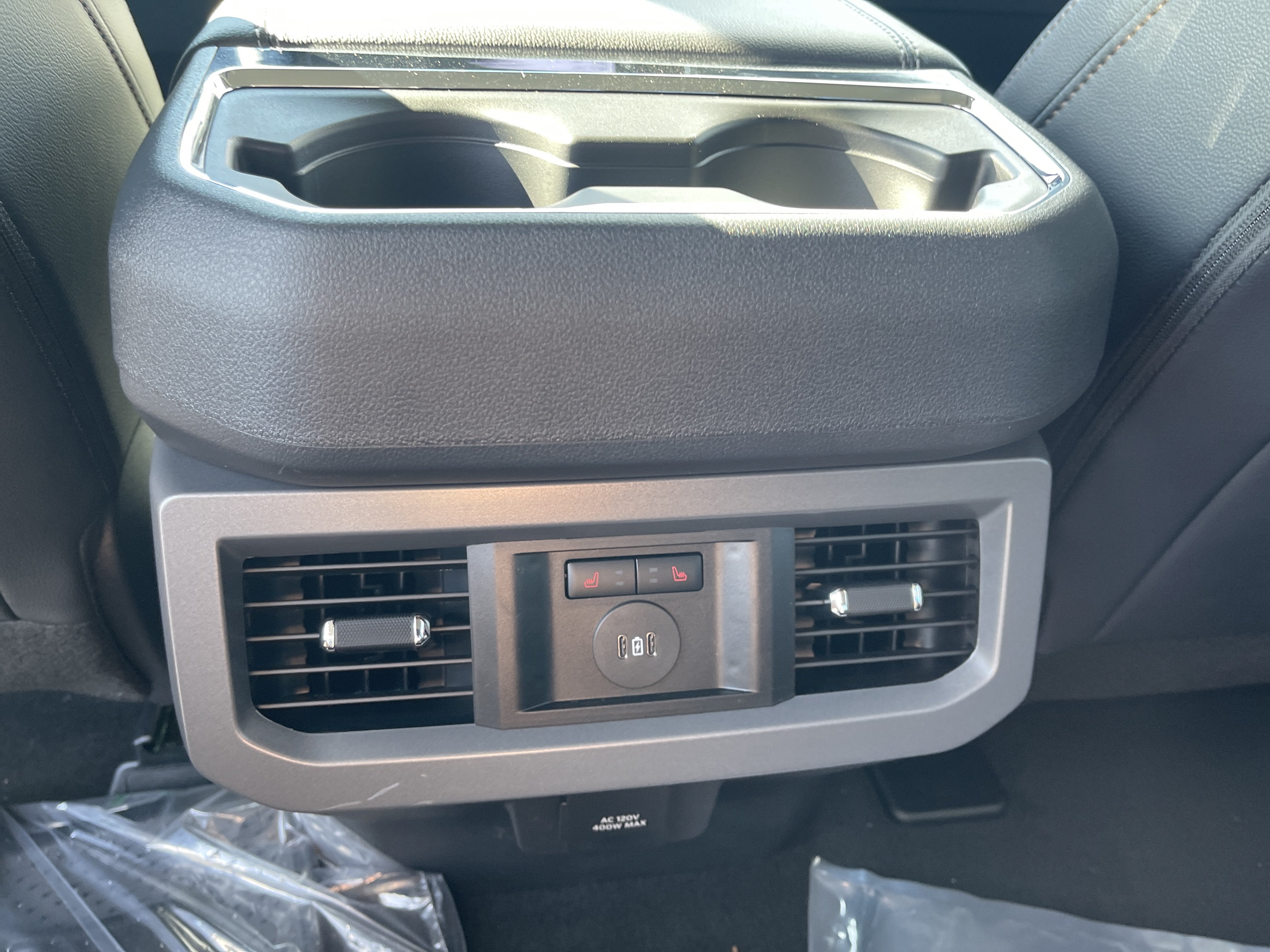 2027 Ford Super Duty F-350 DRW F-350® Lariat®