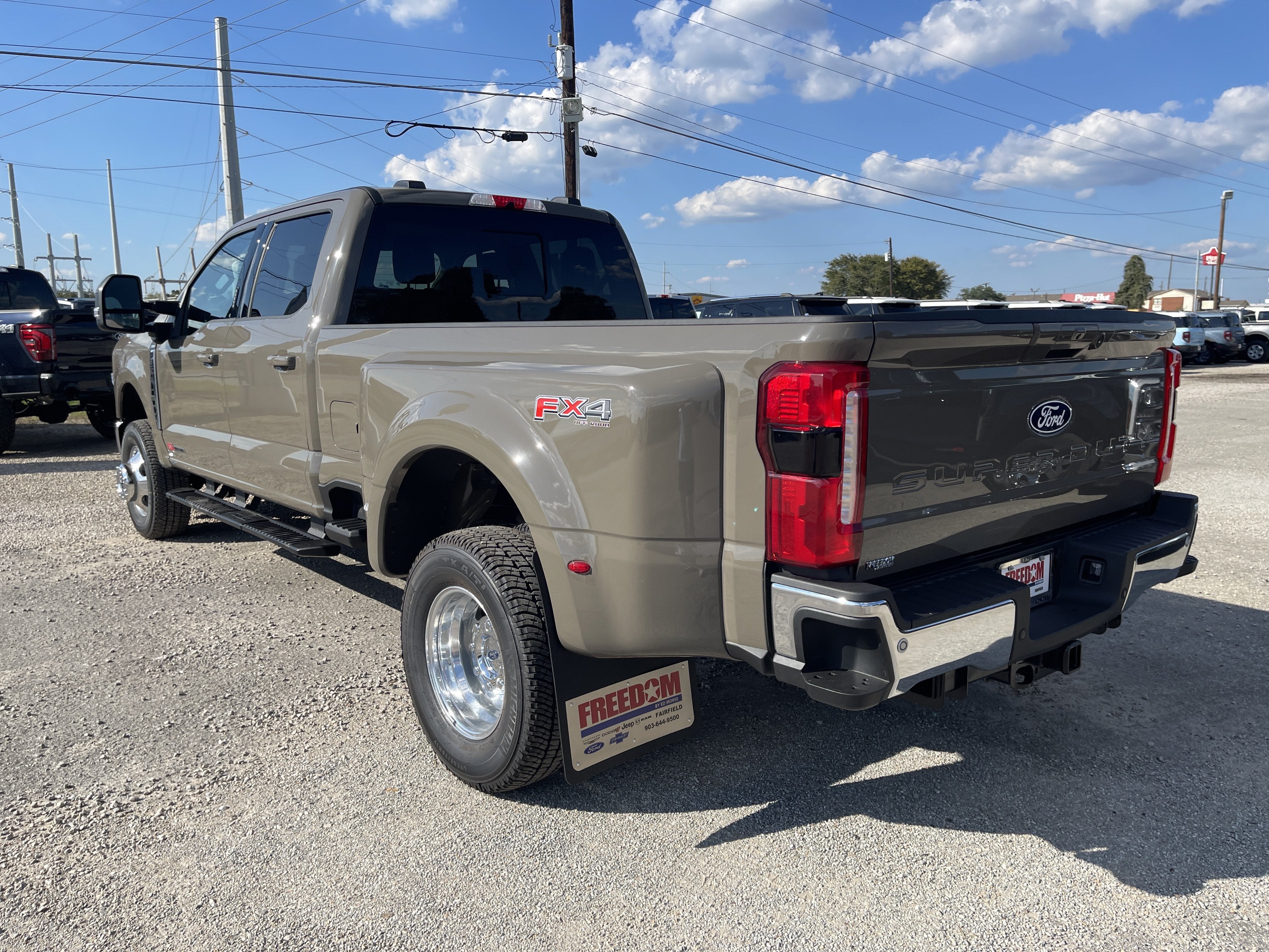 2027 Ford Super Duty F-350 DRW F-350® Lariat®