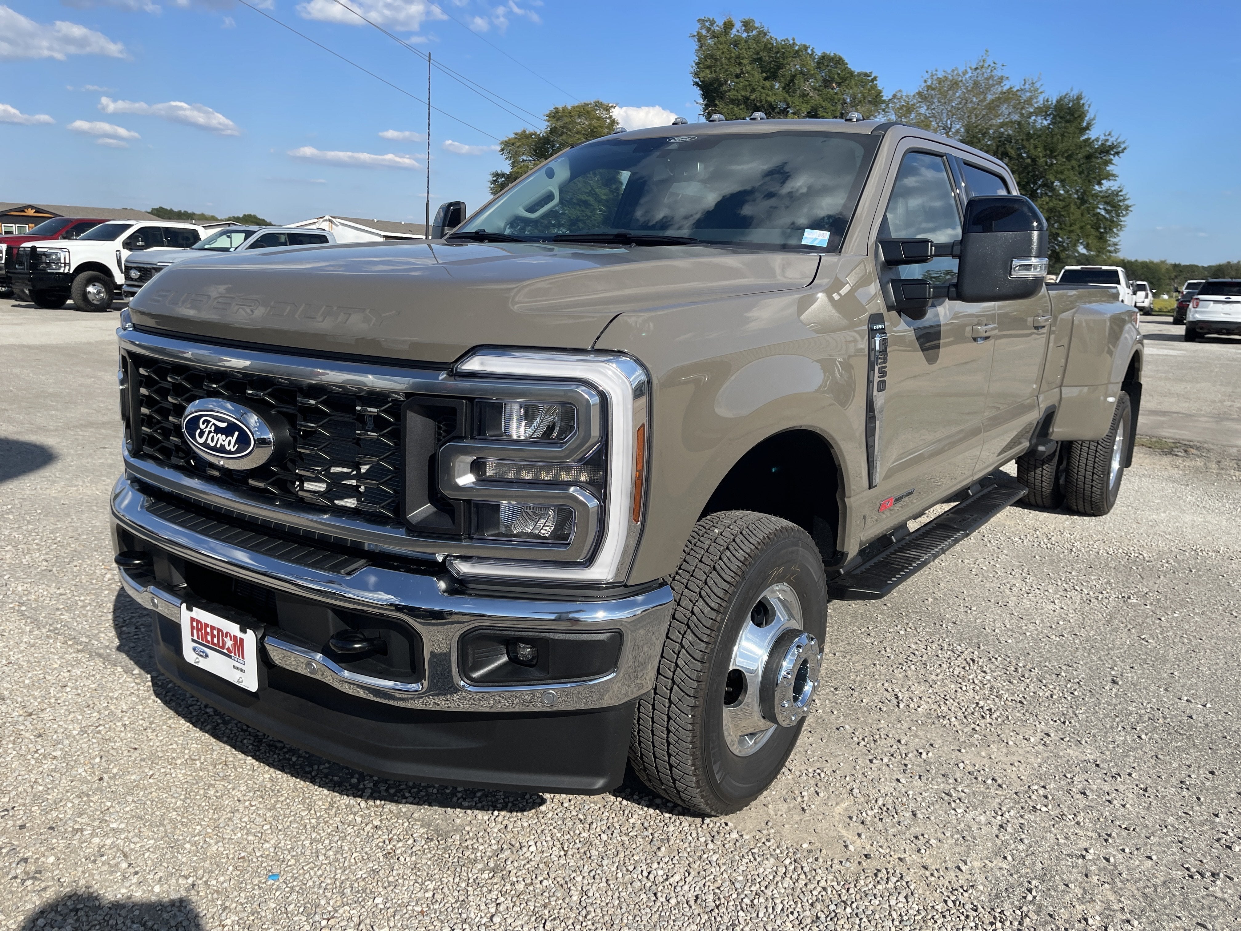2027 Ford Super Duty F-350 DRW F-350® Lariat®