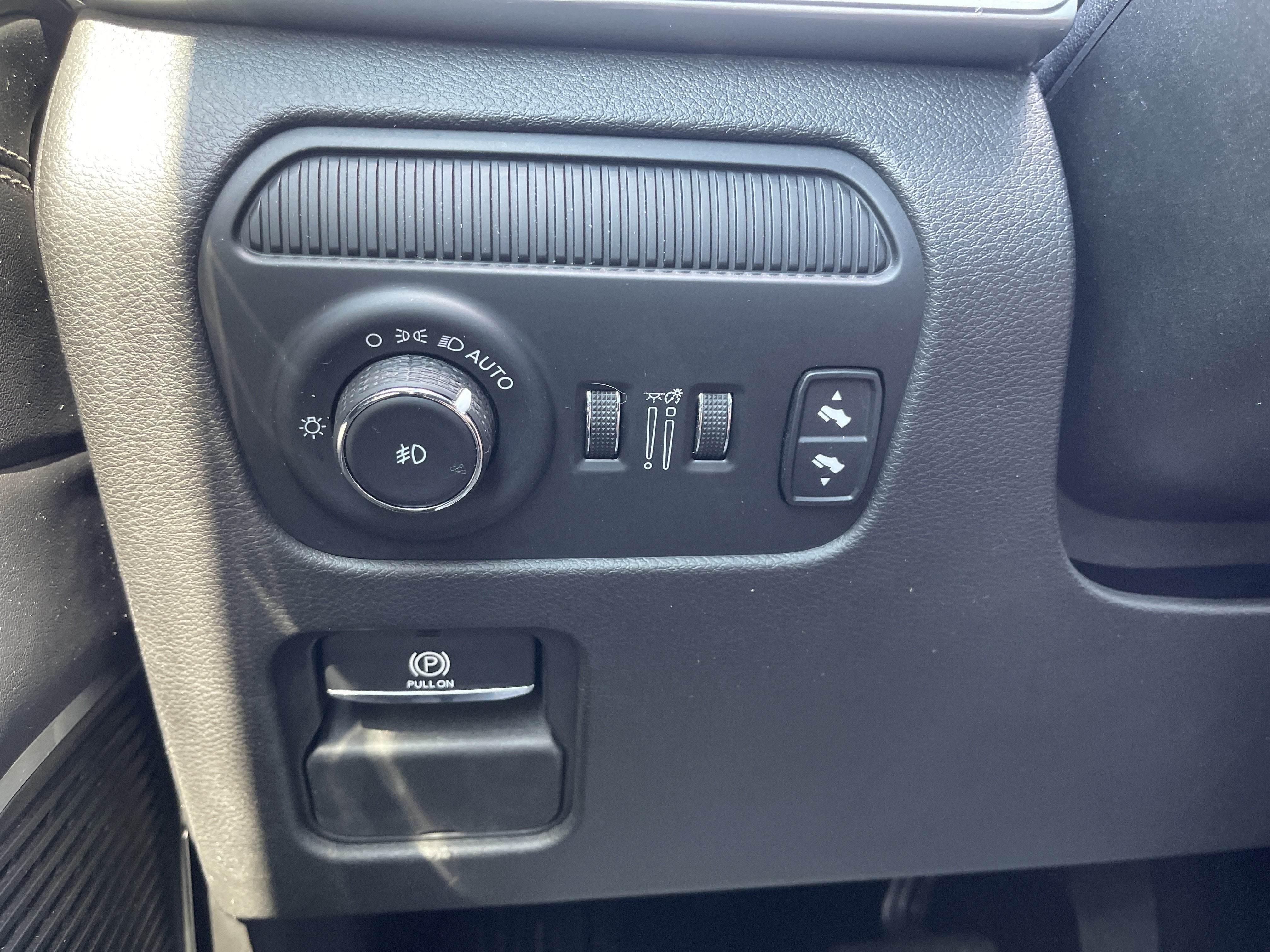 2023 Jeep Wagoneer Base