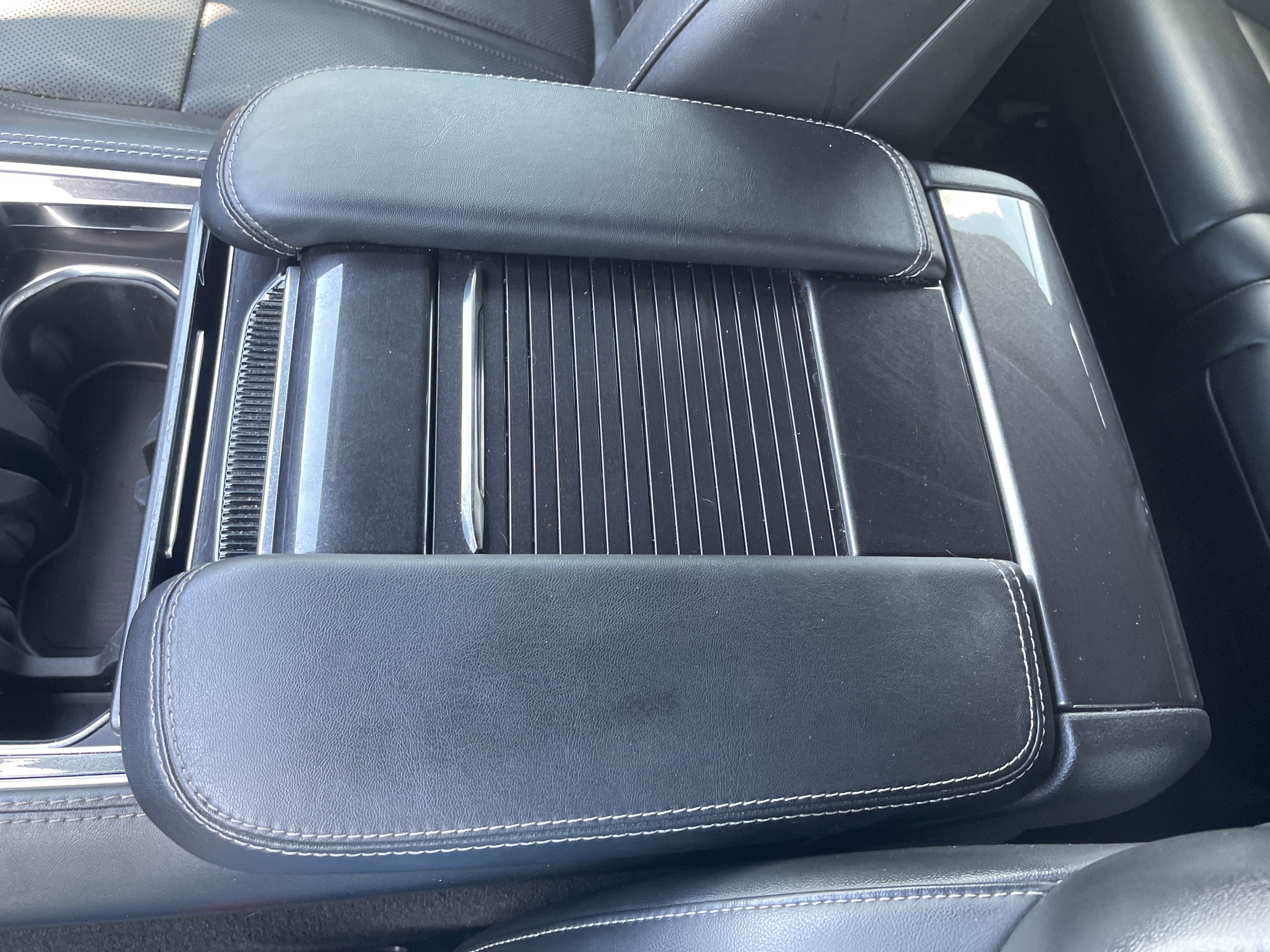2023 Jeep Wagoneer Base
