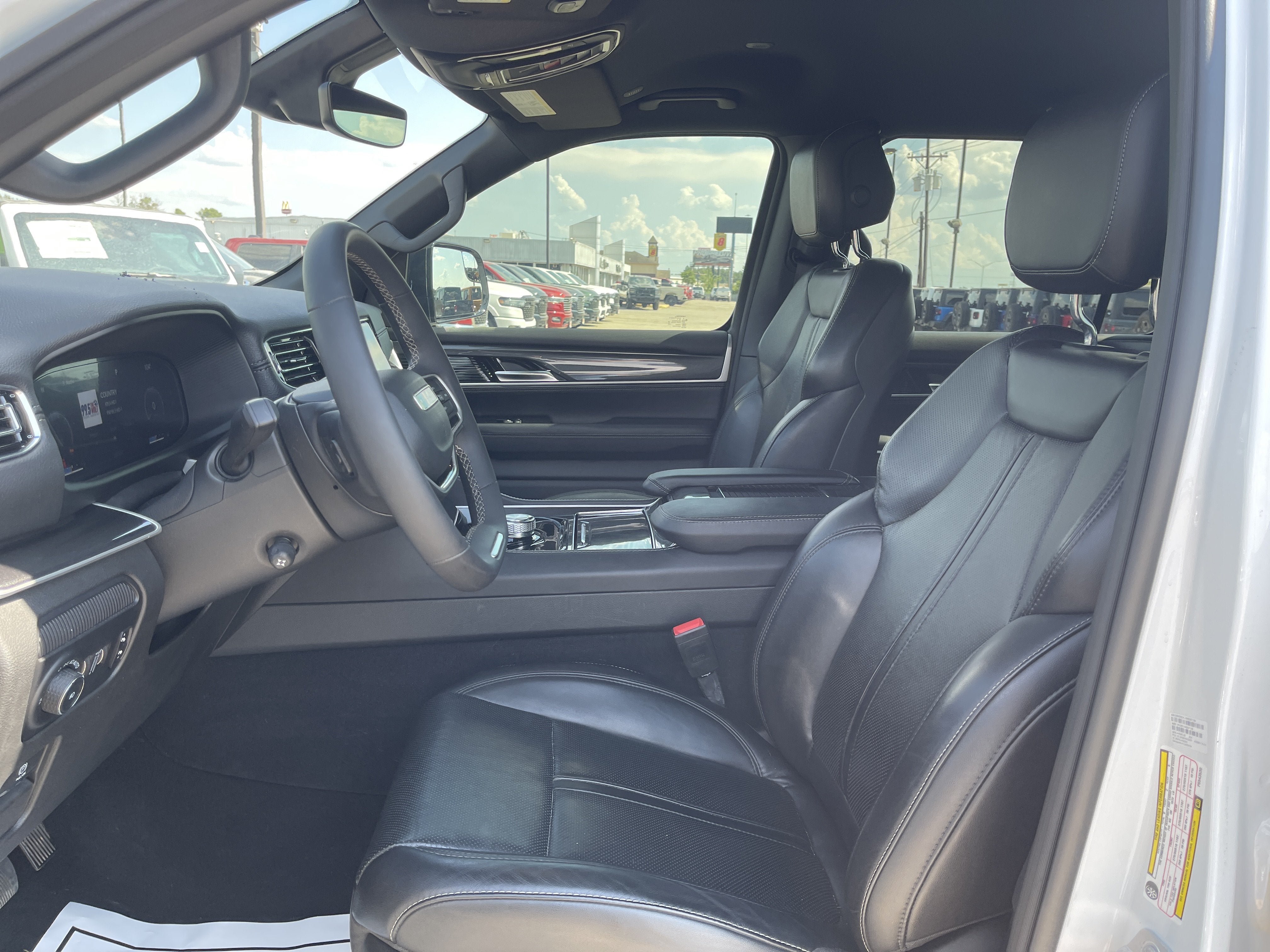 2023 Jeep Wagoneer Base