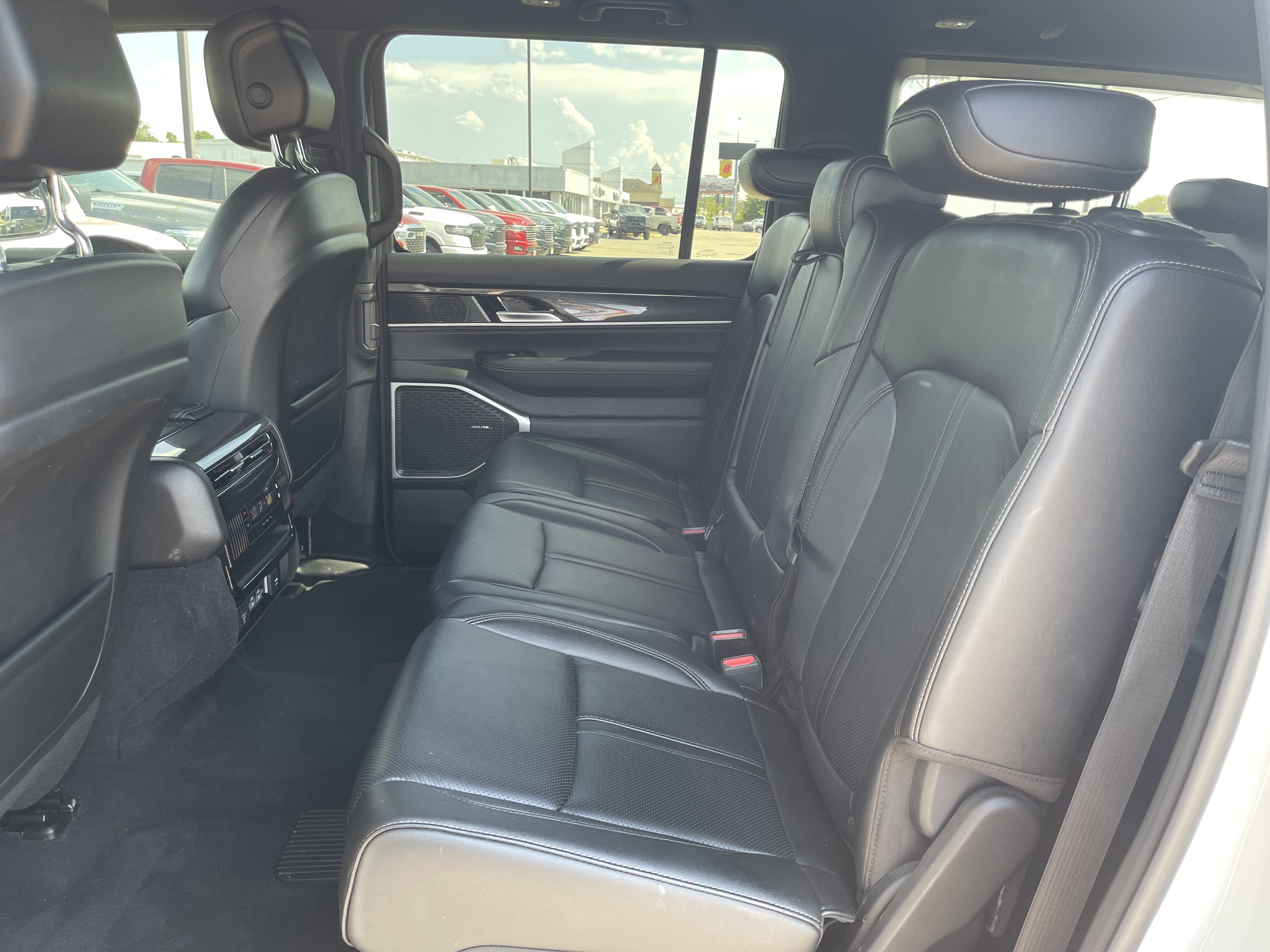 2023 Jeep Wagoneer Base