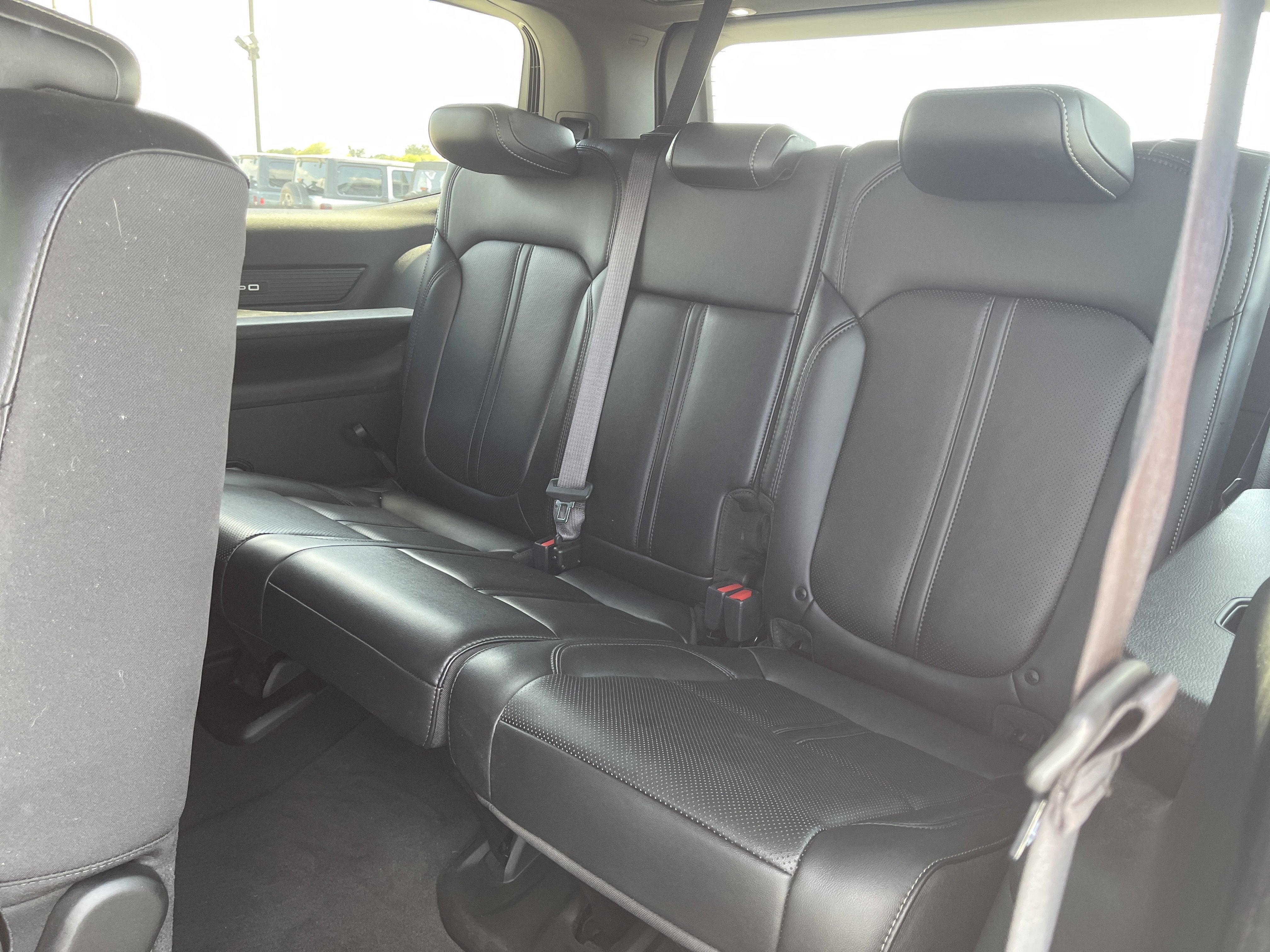 2023 Jeep Wagoneer Base